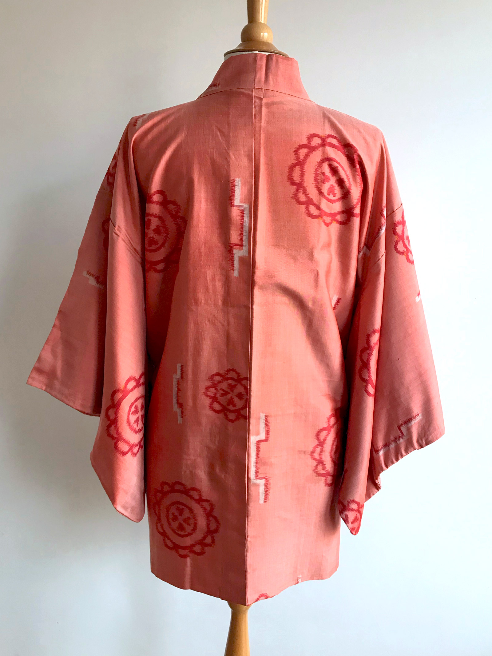 Momo – short Kimono in coral-peach Meisen silk with woven pattern