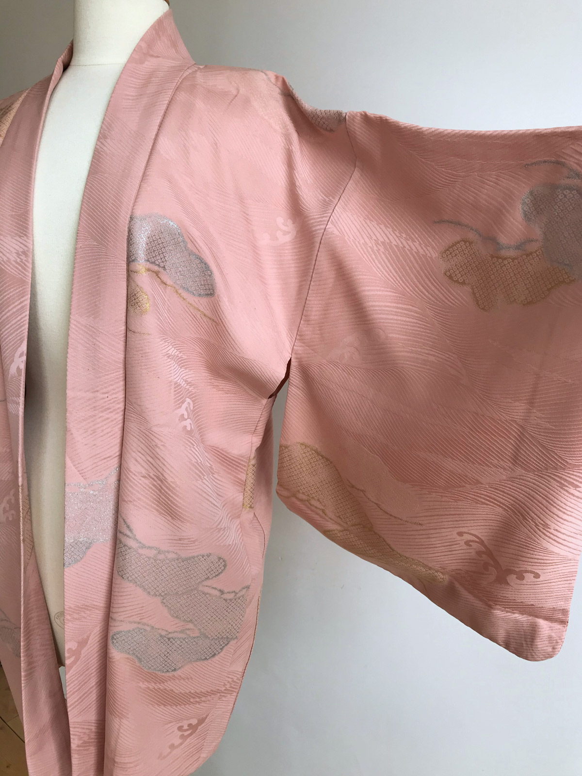 Nami – Kimono jacket in light pink with woven waves pattern