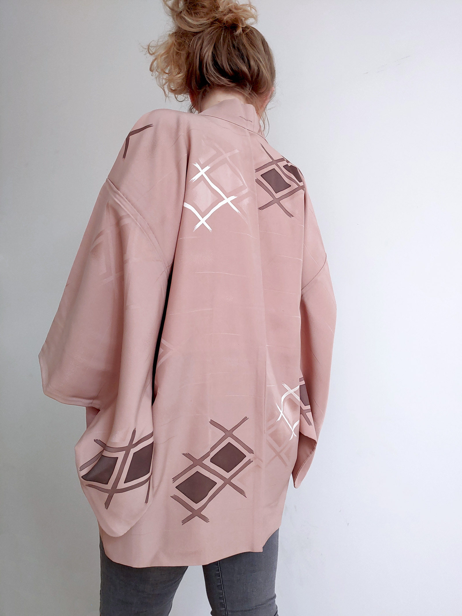 Nyoko – Short Kimono (Haori) in old rose with diamond shapes