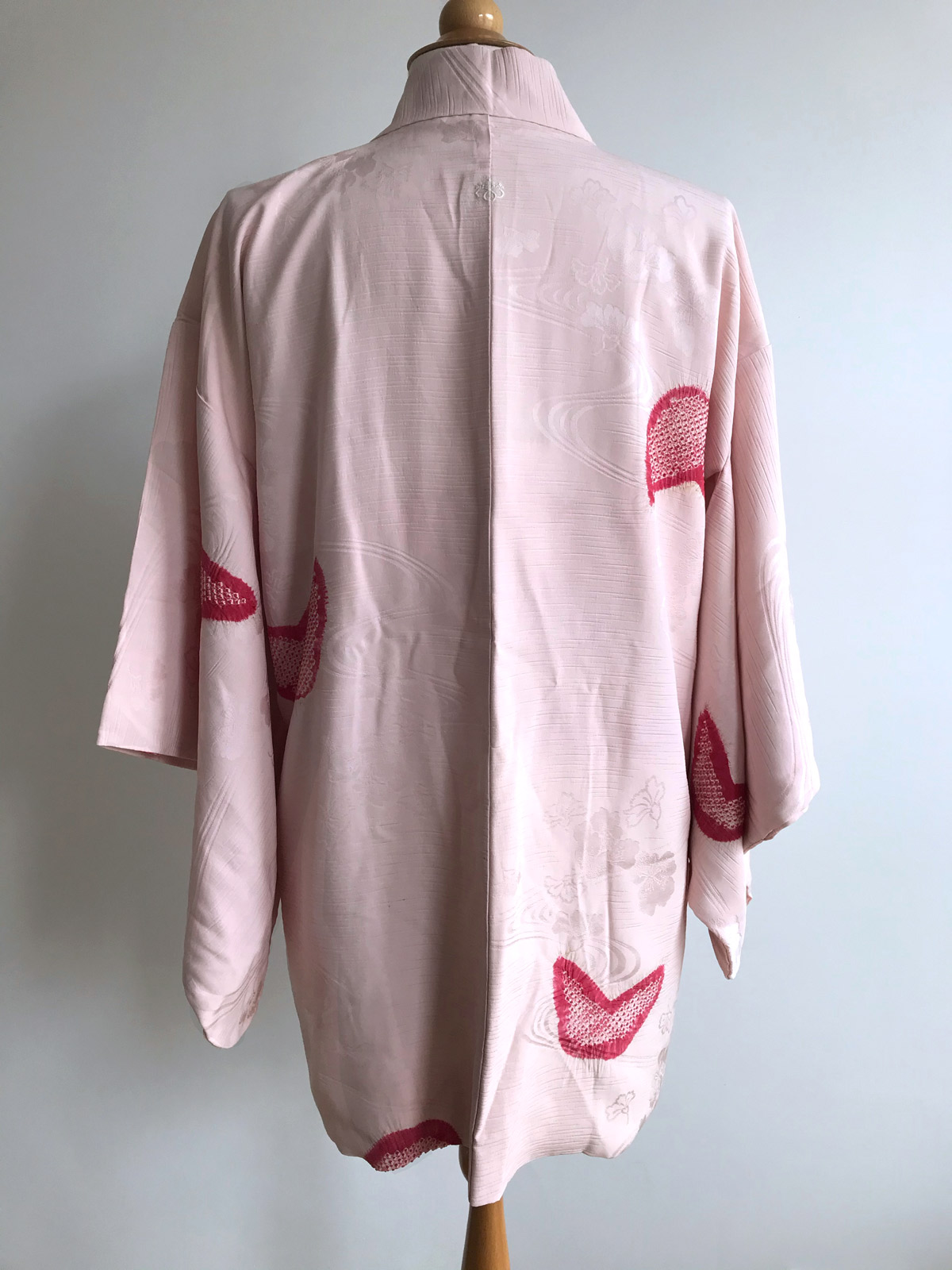 Asami – soft silk Kimono jacket (Haori) in light pink with Shibori details