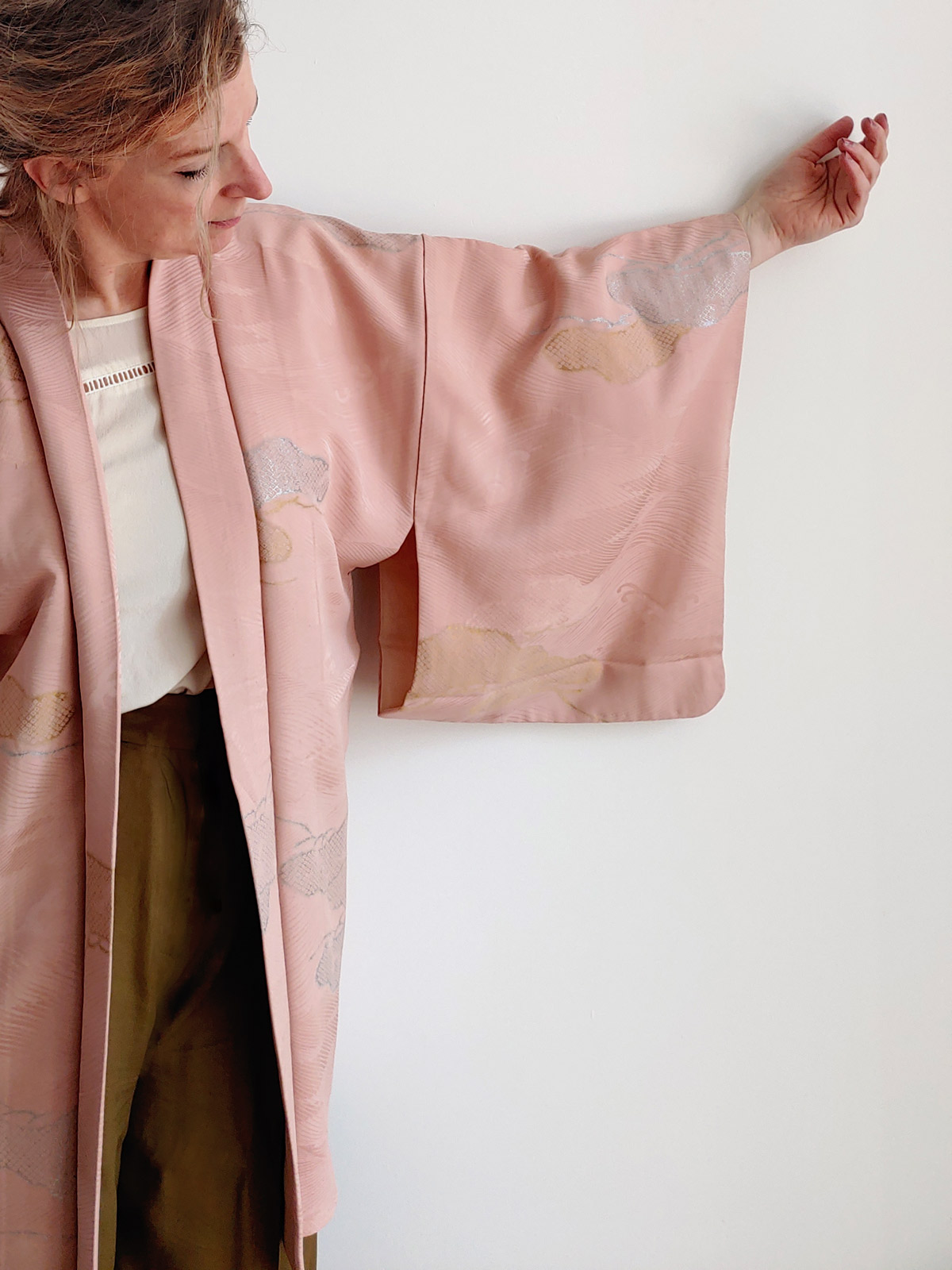 Nami – Kimono jacket in light pink with woven waves pattern