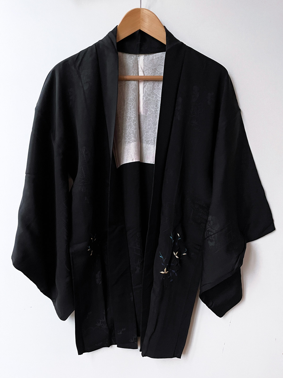 Miyabi – elegant black silk short Kimono