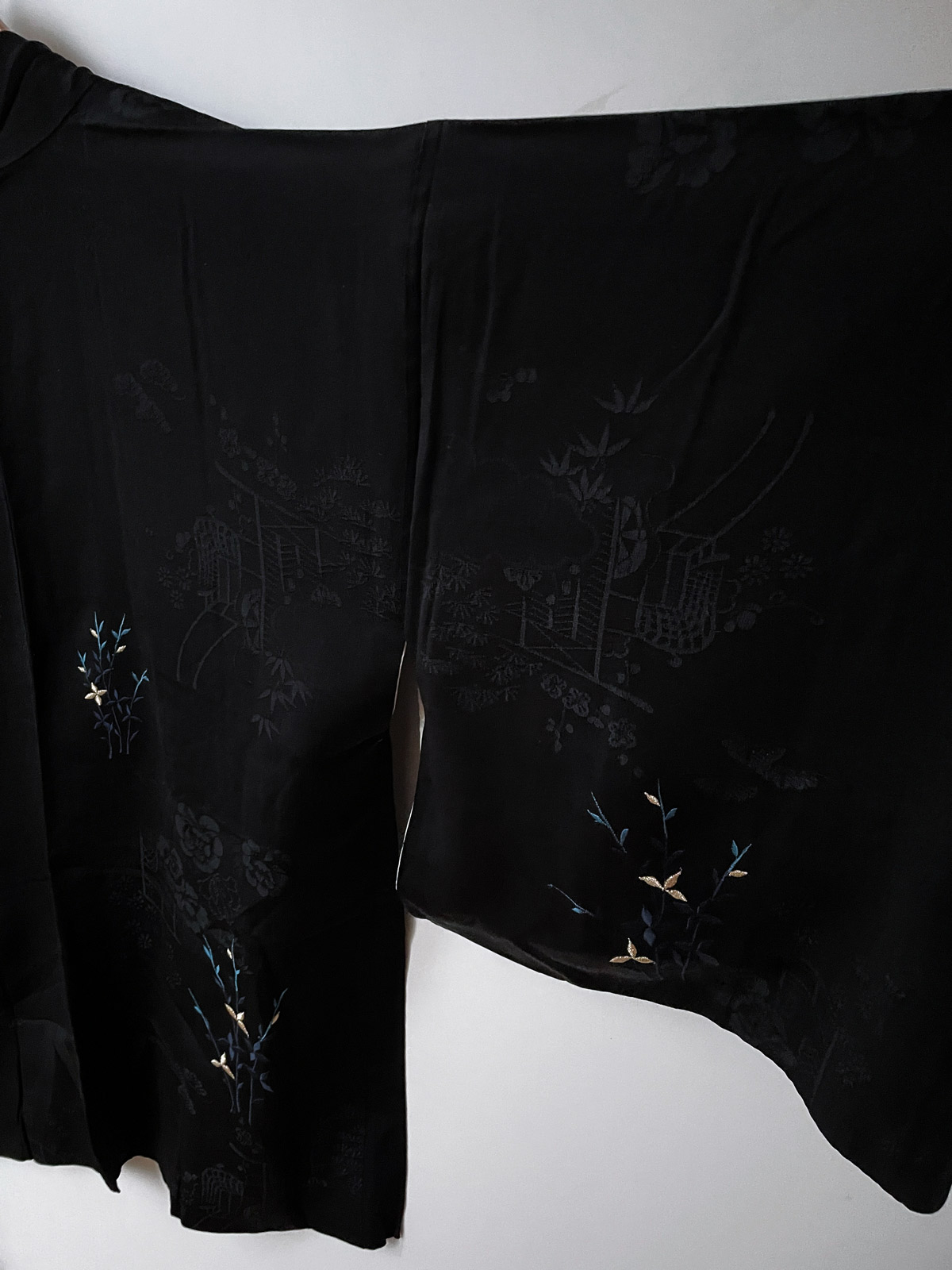 Miyabi – elegant black silk short Kimono