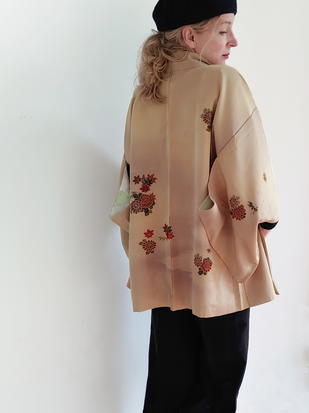 Misaki – shiny silk Kimono jacket in khaki-gold