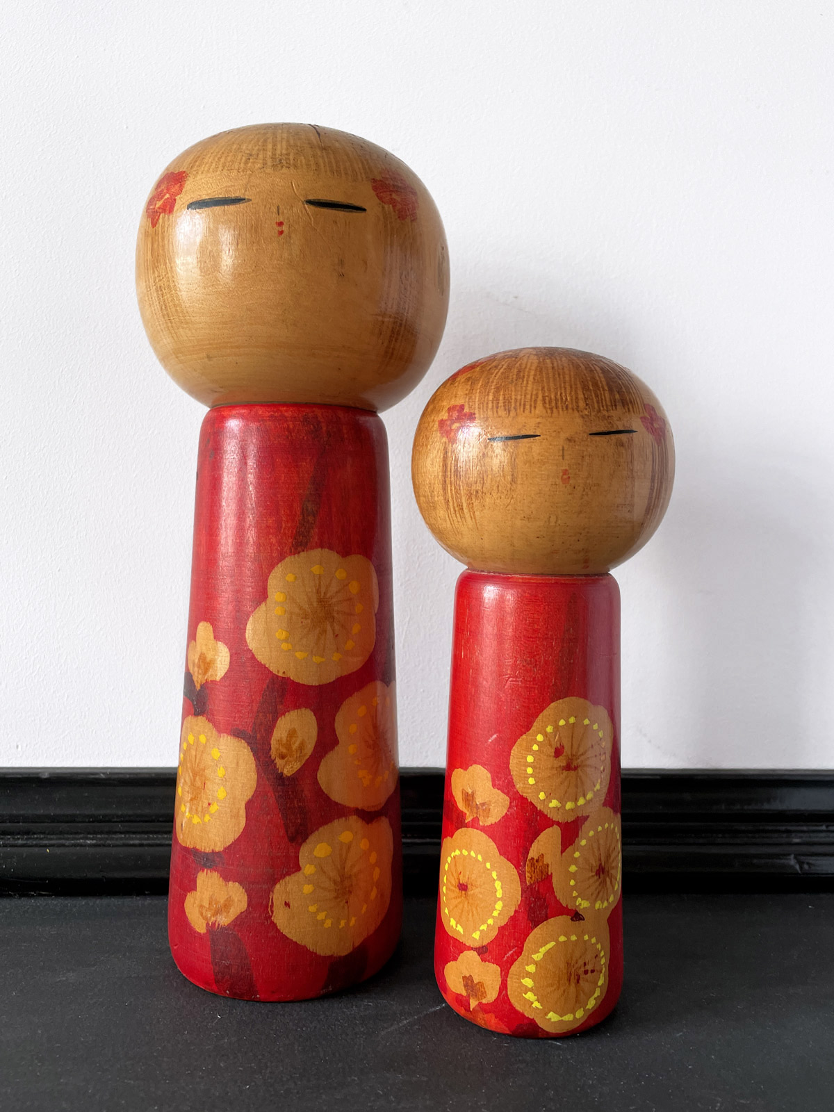Bright red vintage Kokeshi dolls by Hakuzyu