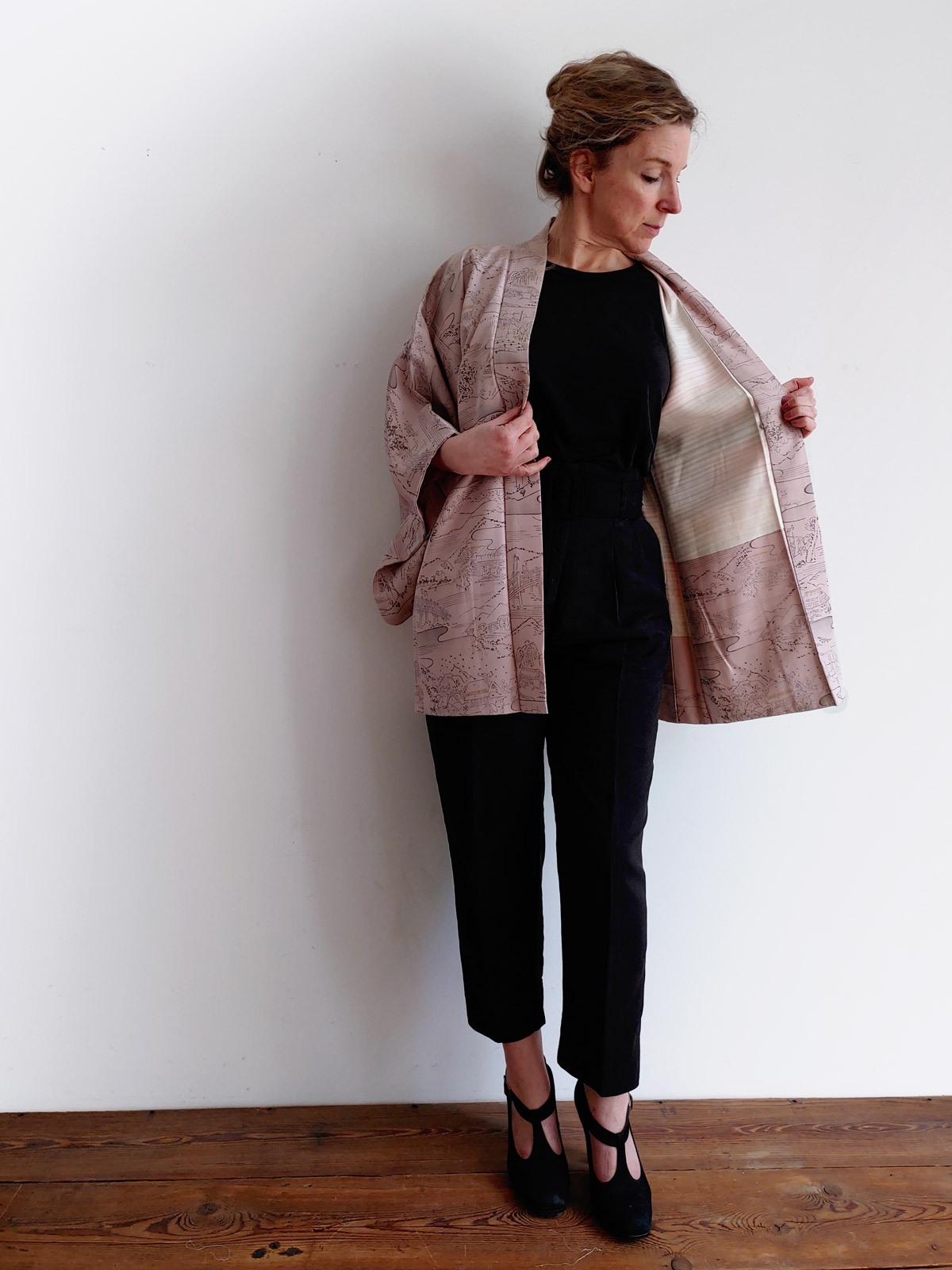 Yumi – Kimono jacket in dusty pink with pattern of traditional Japanese landscapes.