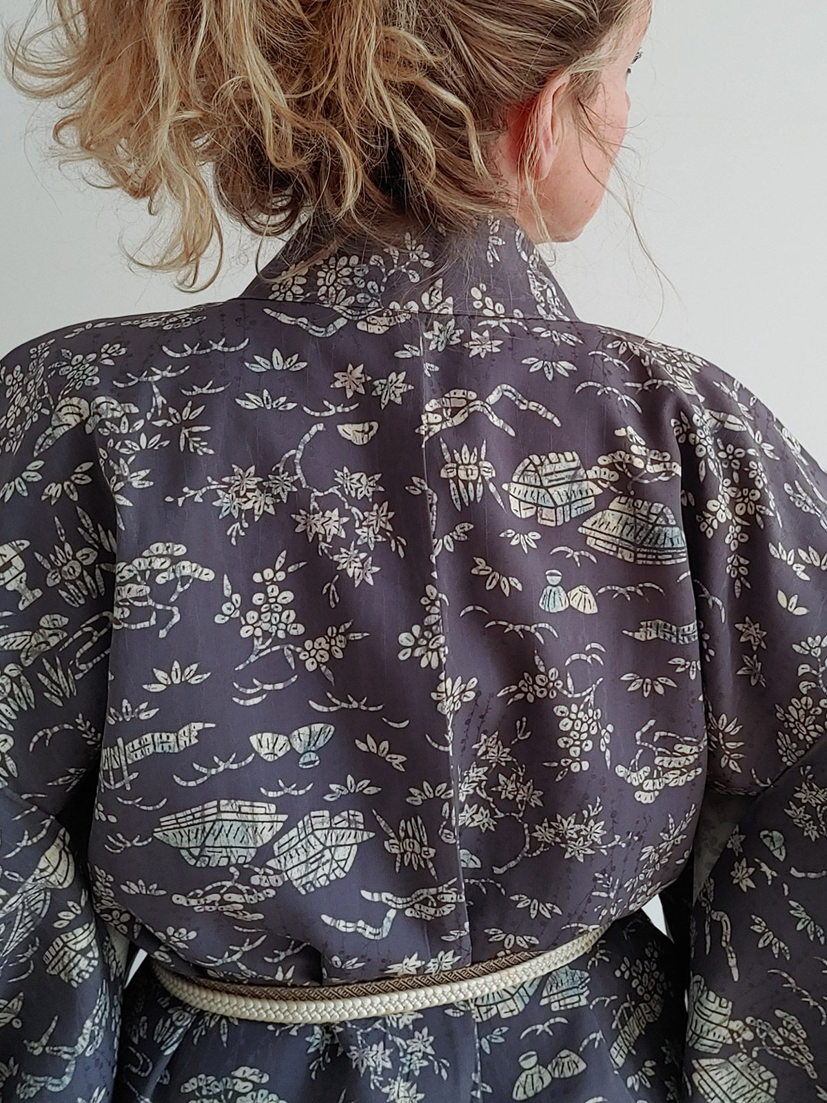 Yoshi – Kimono jacket in blueberry color with stencildesign