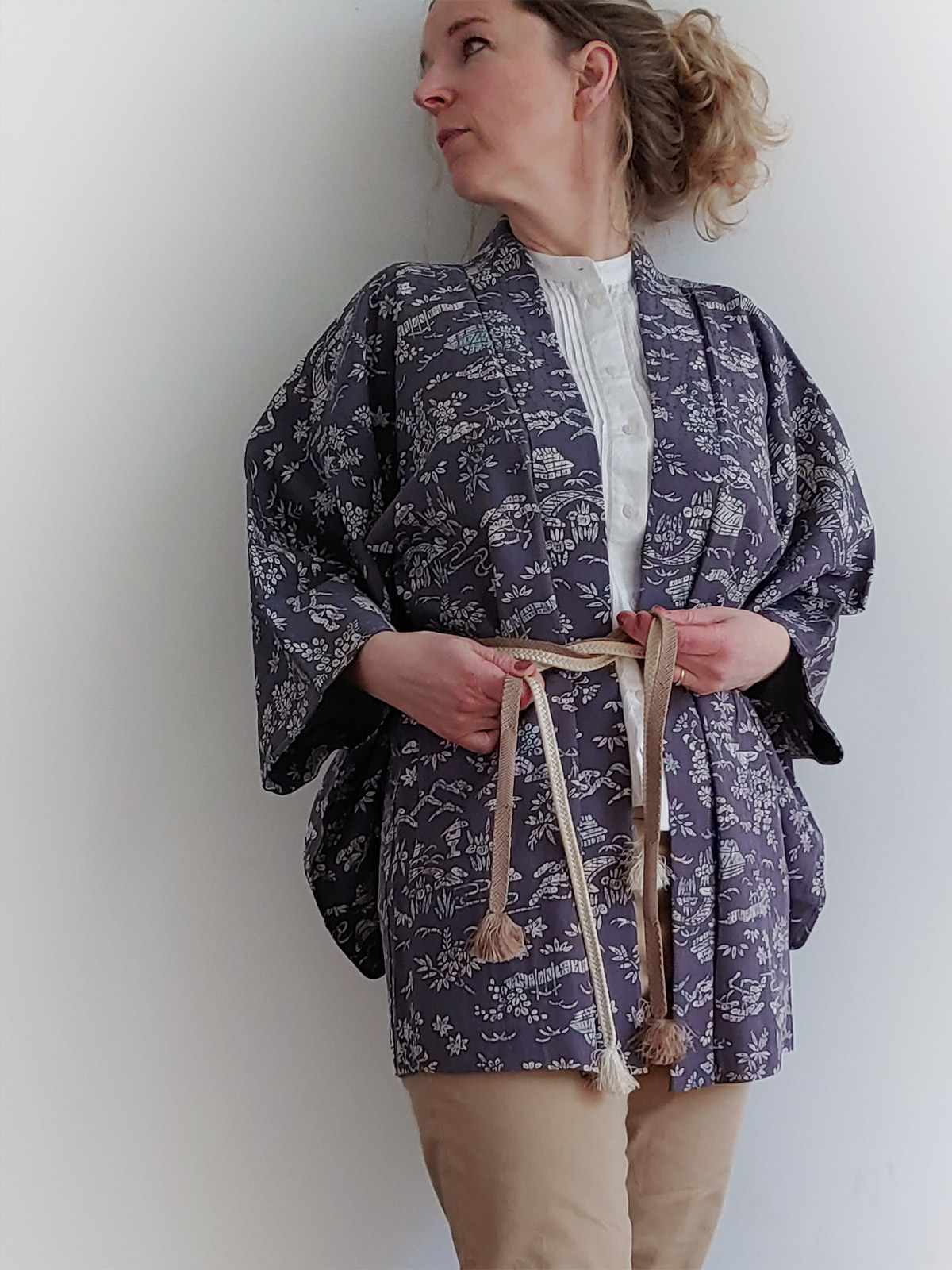 Yoshi – Kimono jacket in blueberry color with stencildesign
