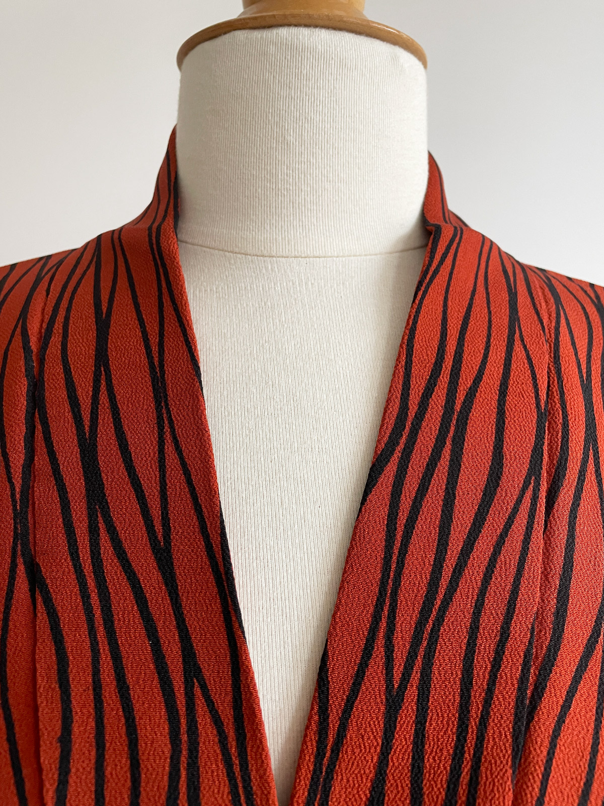Akiko – rusty red Kimono jacket with graphic line pattern