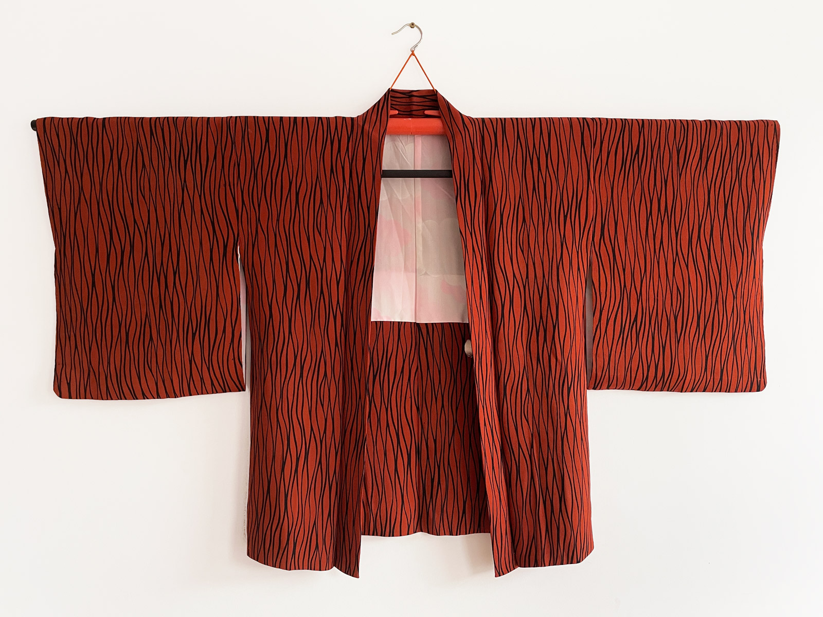 Akiko – rusty red Kimono jacket with graphic line pattern