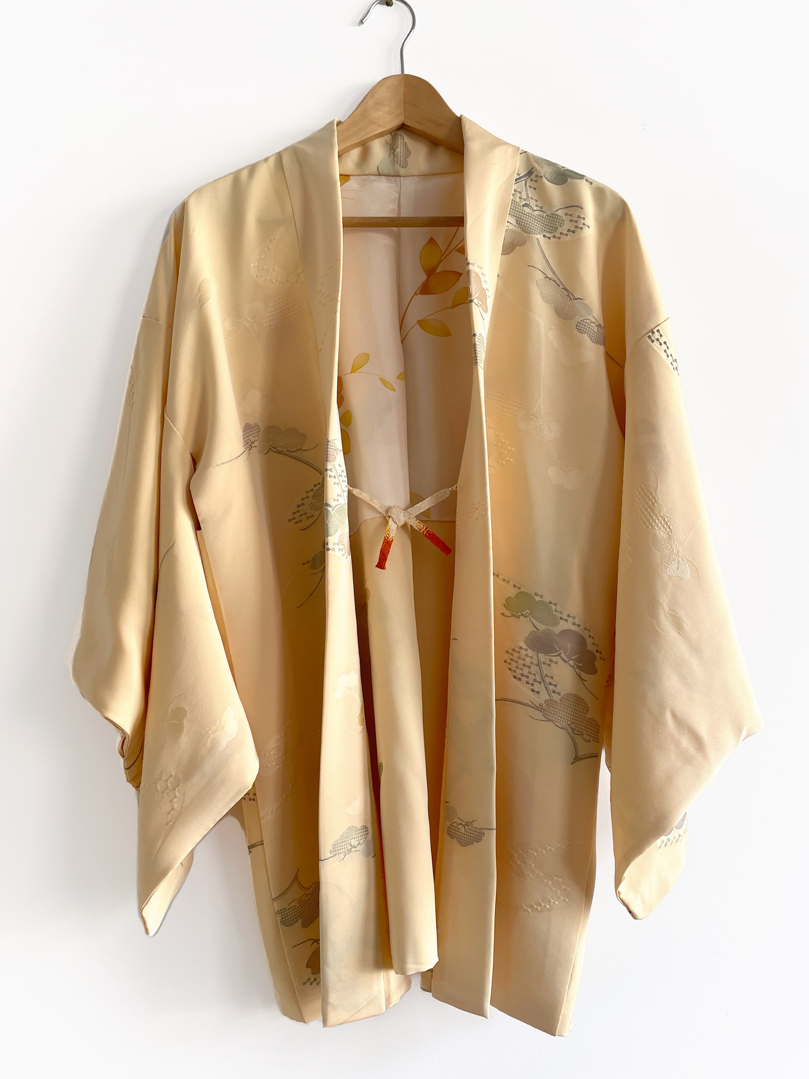 Shinju – silk Kimono jacket in a warm vanilla shade with magnificent details