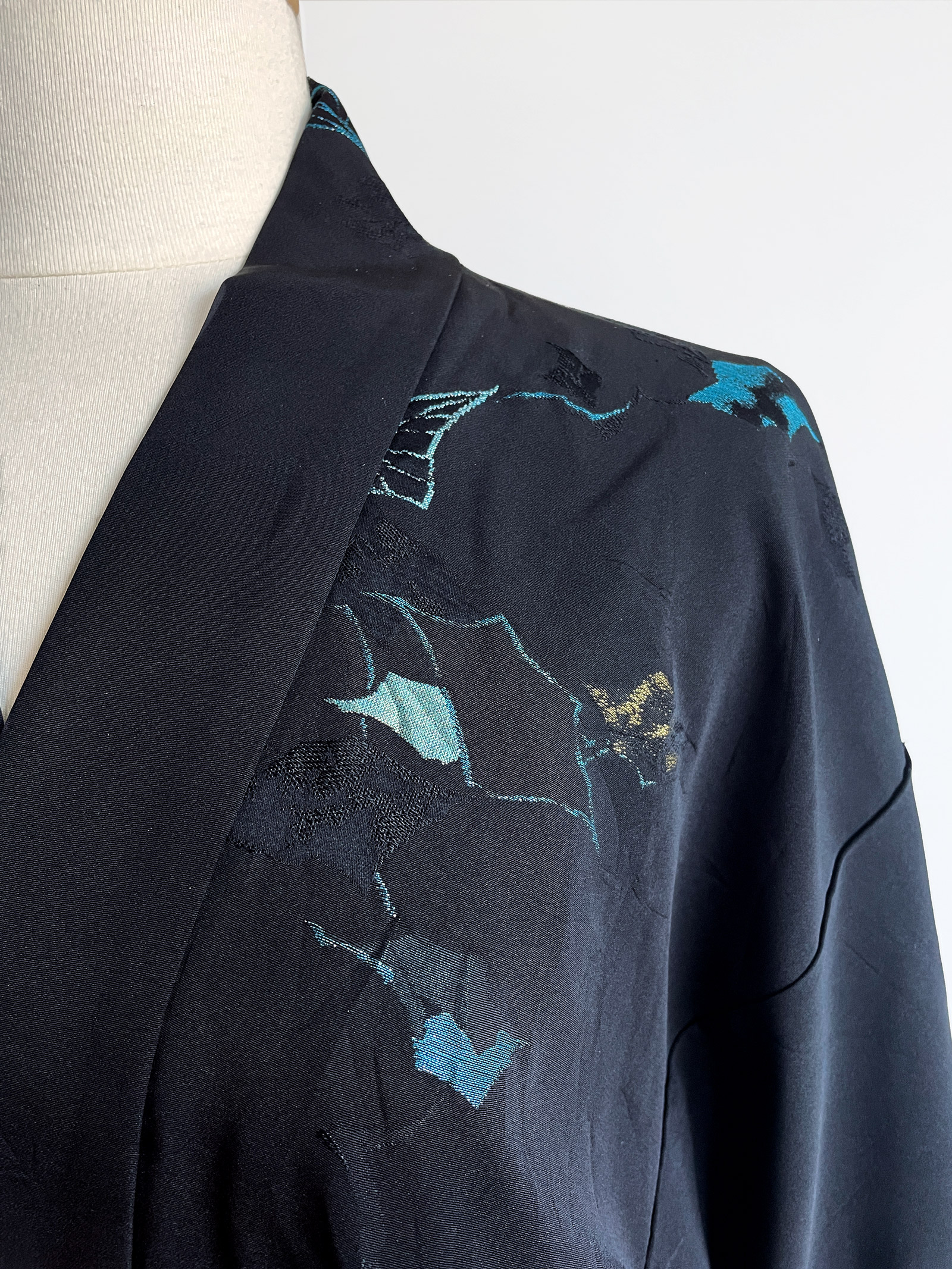 Yubi – gracefully black silk Kimono jacket
