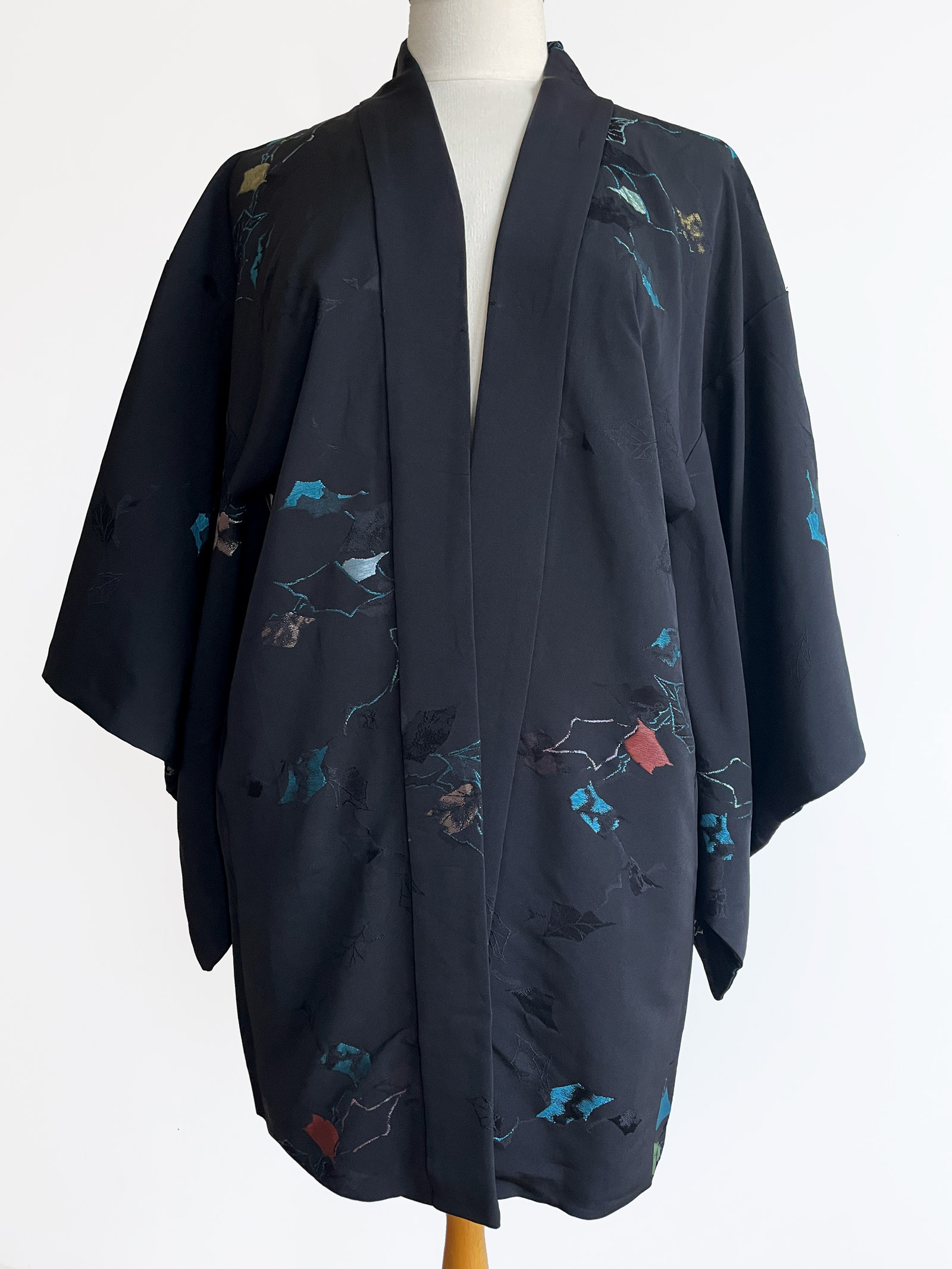 Yubi – gracefully black silk Kimono jacket