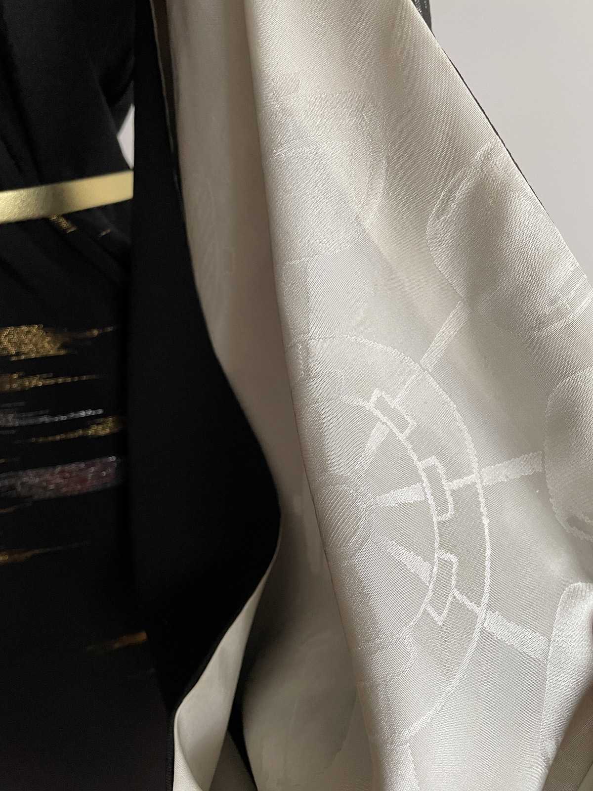 Ōmisoka – Long silk Kimono jacket with golden and silver details