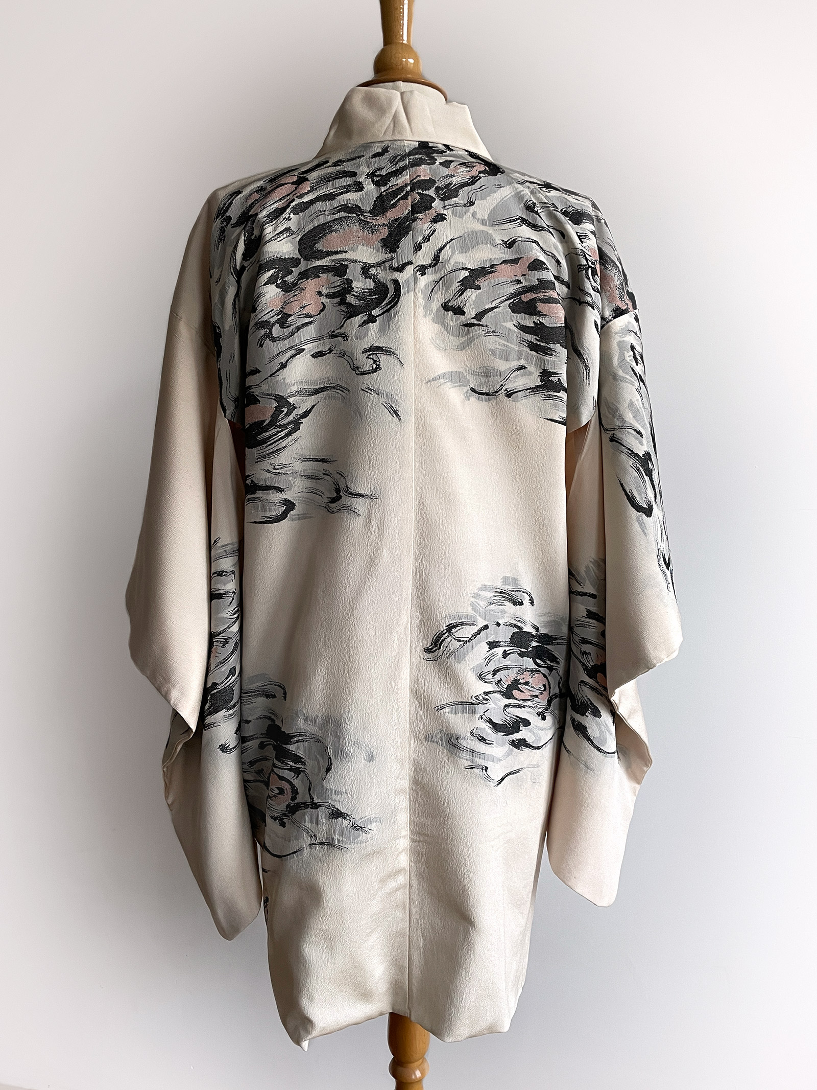 Mitsu – vintage Kimono jacket with artistic design