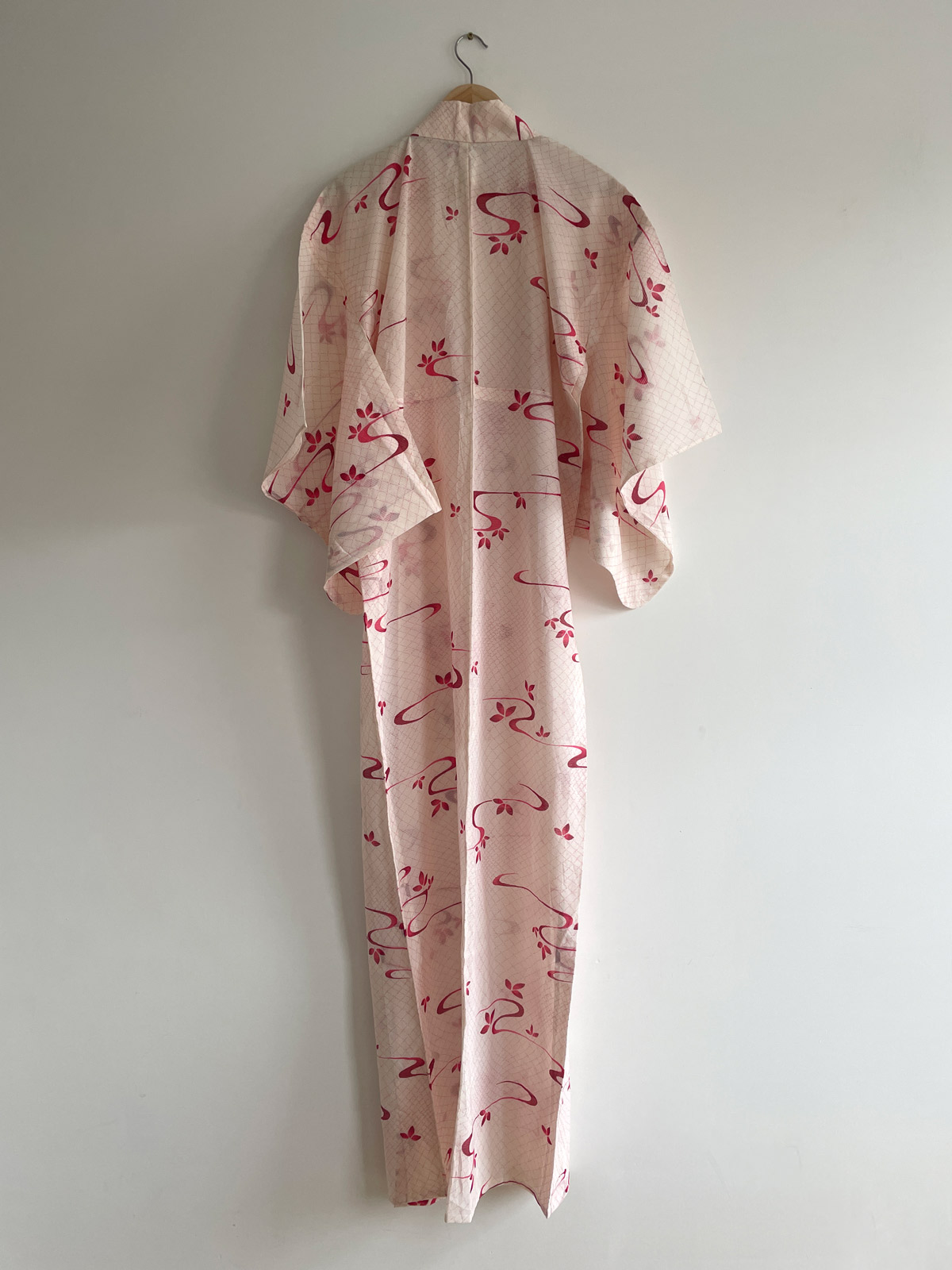 Kurenai – summer kimono with design of red swirls