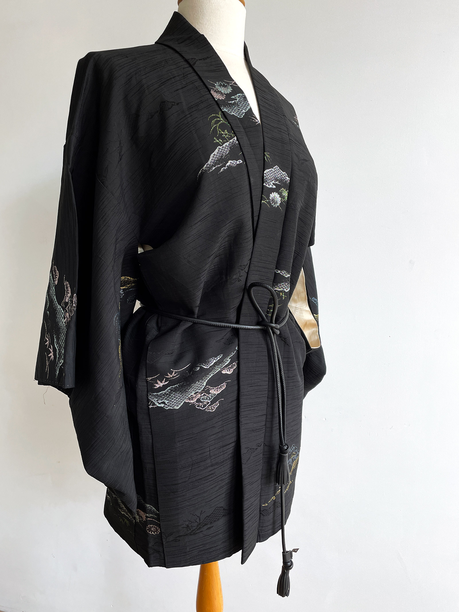 Mayumi – chic Haori in black silk with pattern of nature sceneries