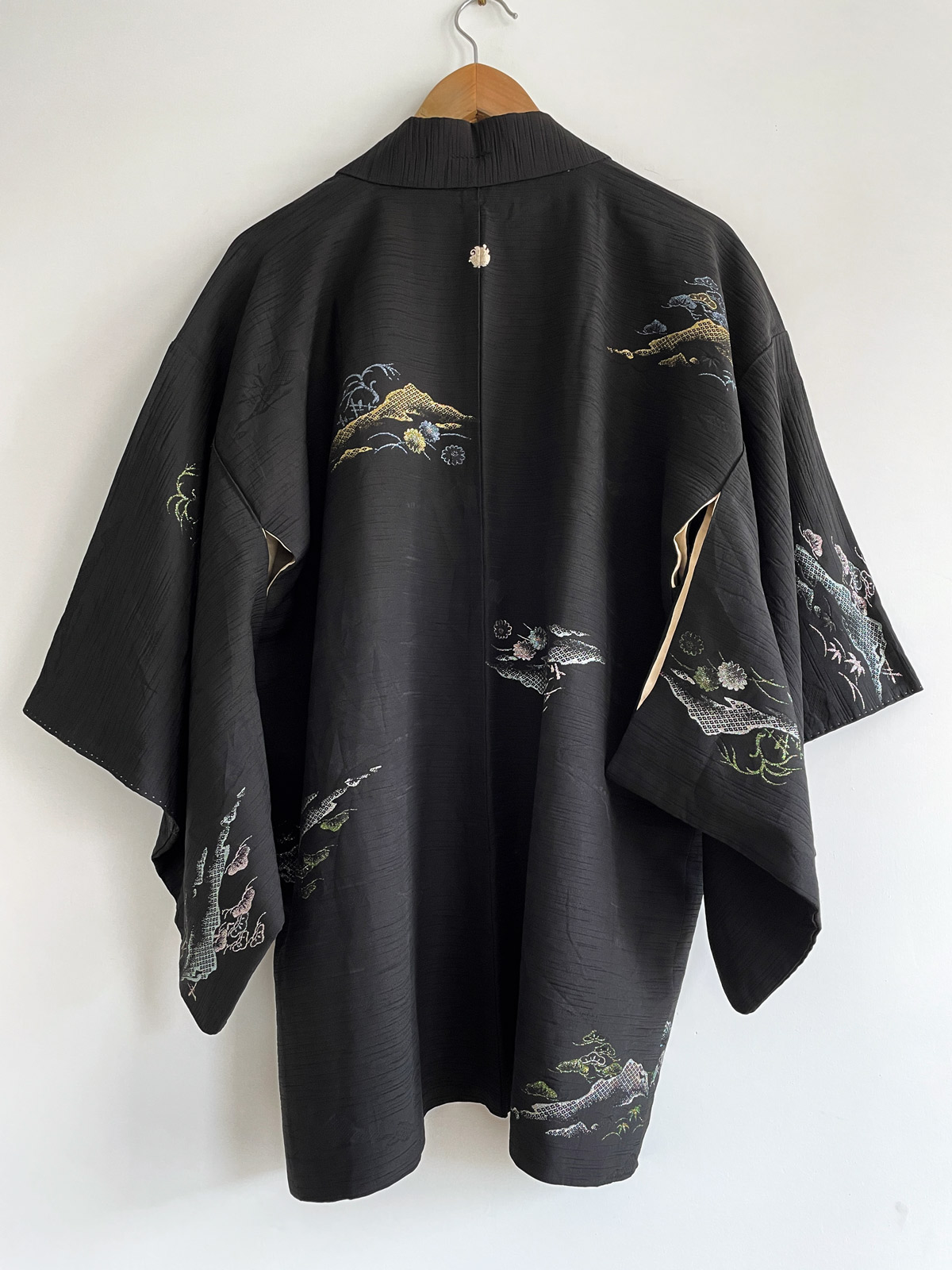 Mayumi – chic Haori in black silk with pattern of nature sceneries