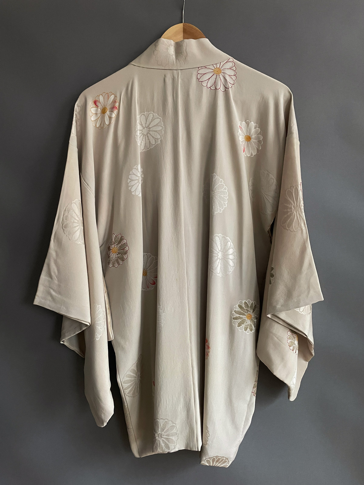 Yachiyo – stunning gray beige silk Haori