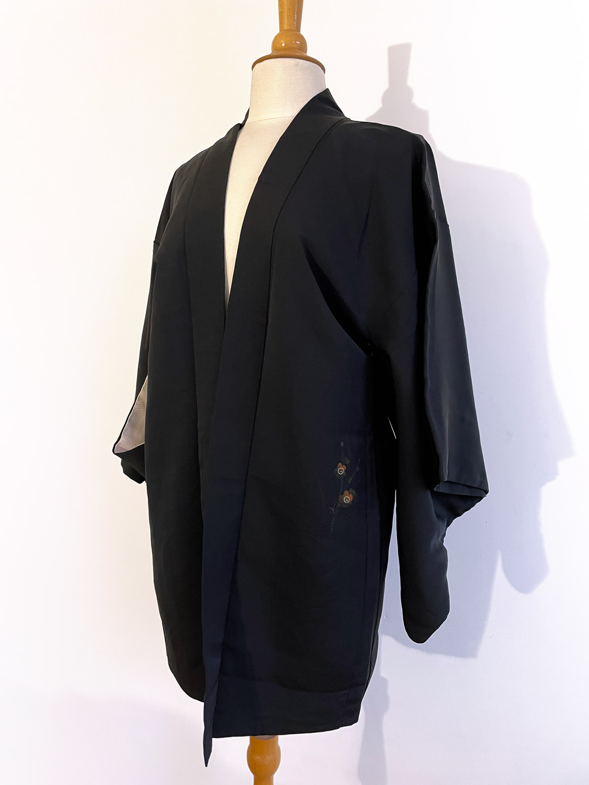 Hikaru – silk black Haori with gold thread woven detail