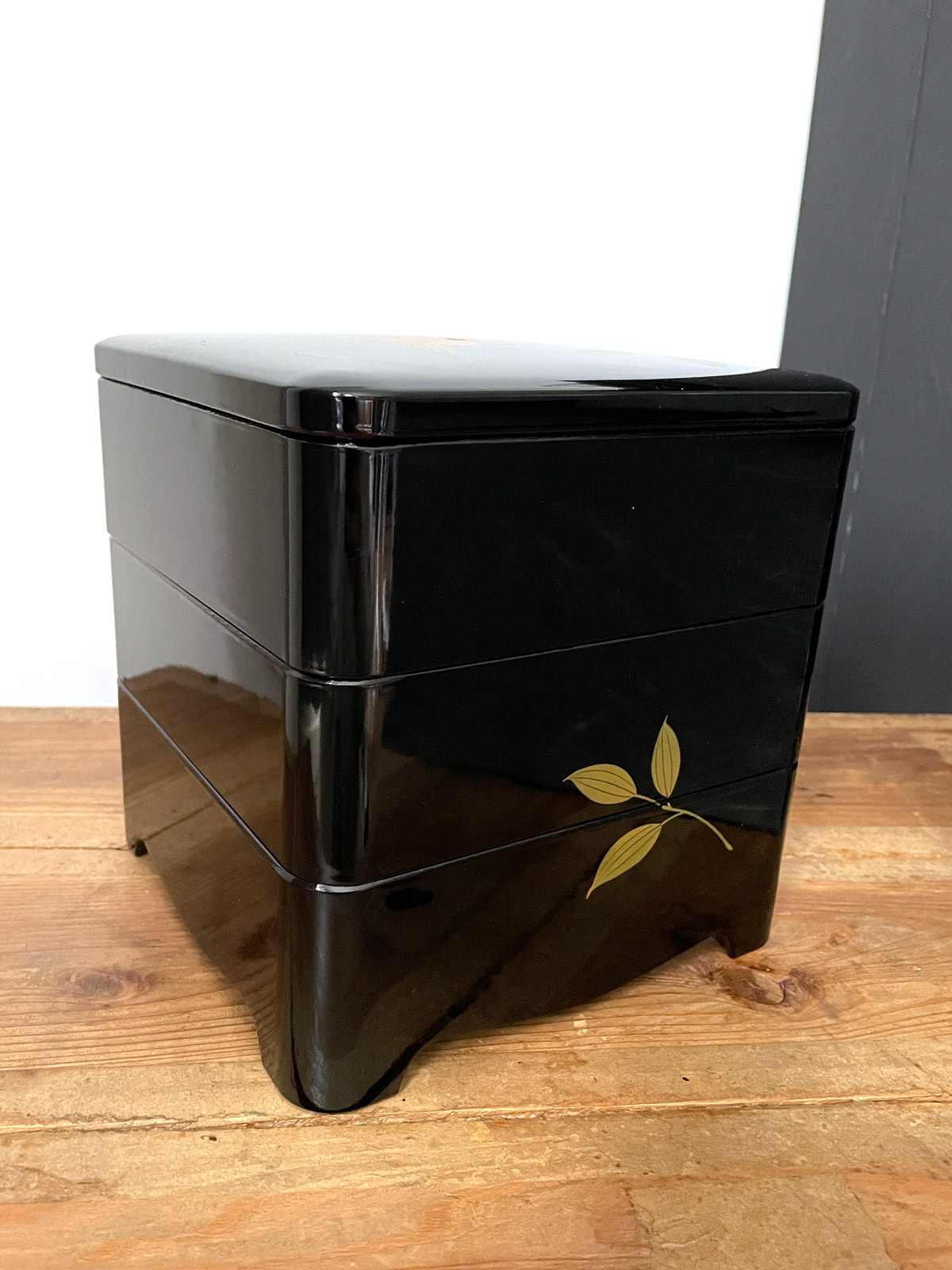 Jubako – lacquerware 3-layered box with flowerdesign
