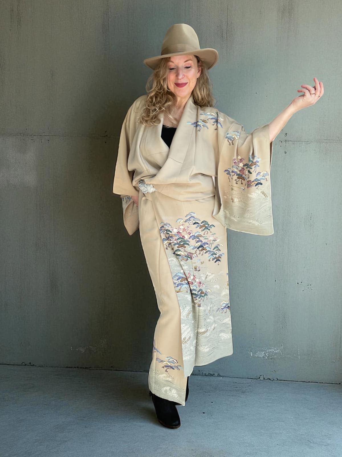 Vintage silk Kimono in warm-beige with artist signature – SOLD
