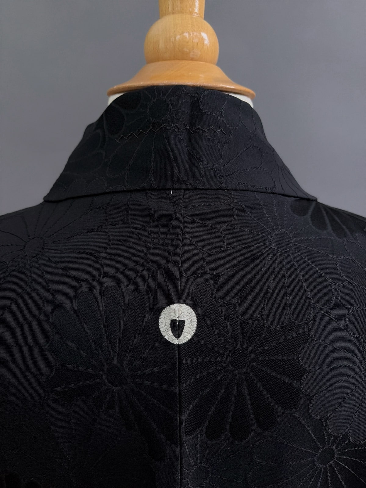 KIKUMON – vintage black Haori with woven imperial crest flower pattern