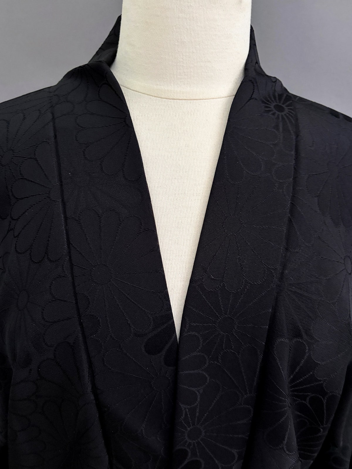 KIKUMON - vintage black Haori with woven imperial crest flower pattern