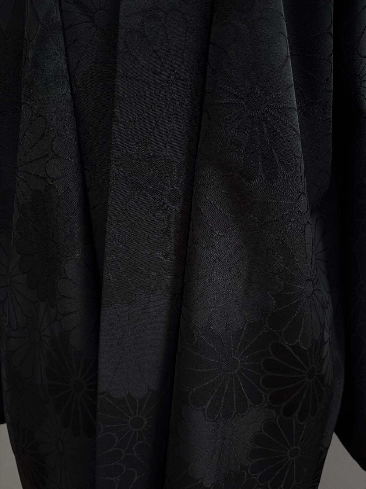 KIKUMON – vintage black Haori with woven imperial crest flower pattern