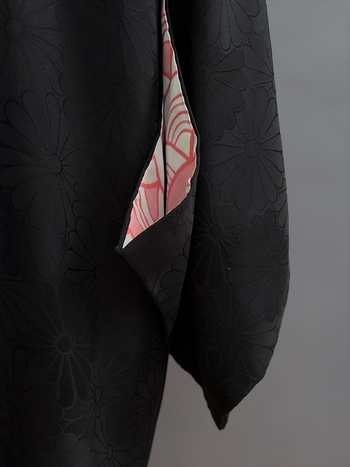 KIKUMON – vintage black Haori with woven imperial crest flower pattern