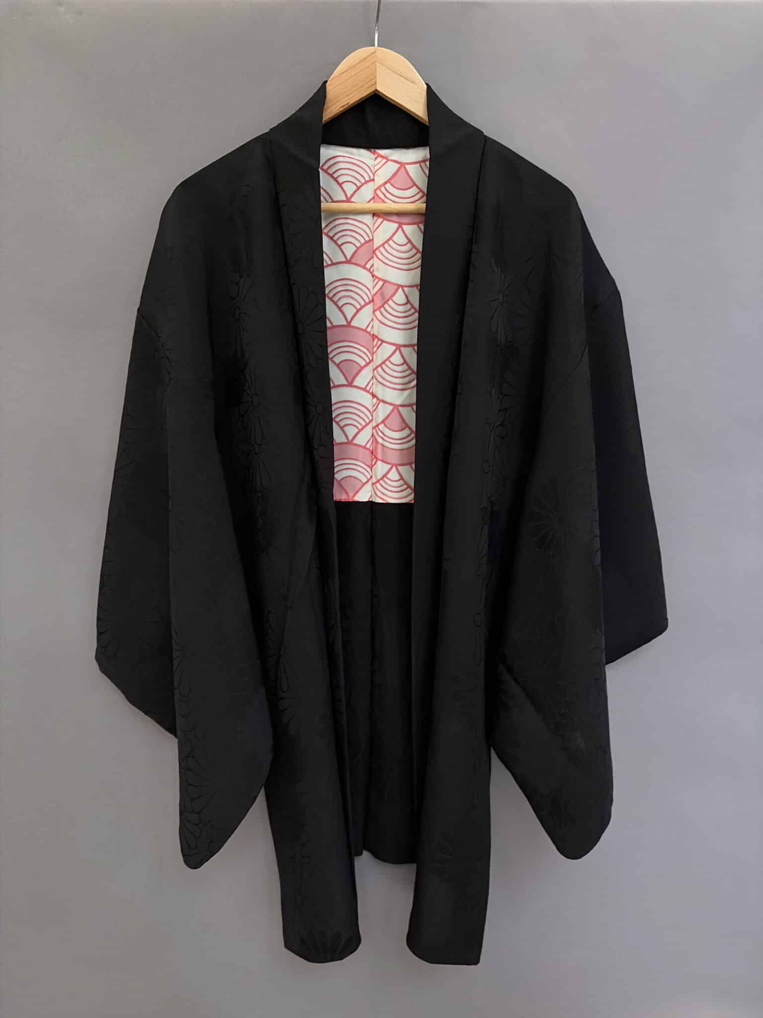 KIKUMON – vintage black Haori with woven imperial crest flower pattern