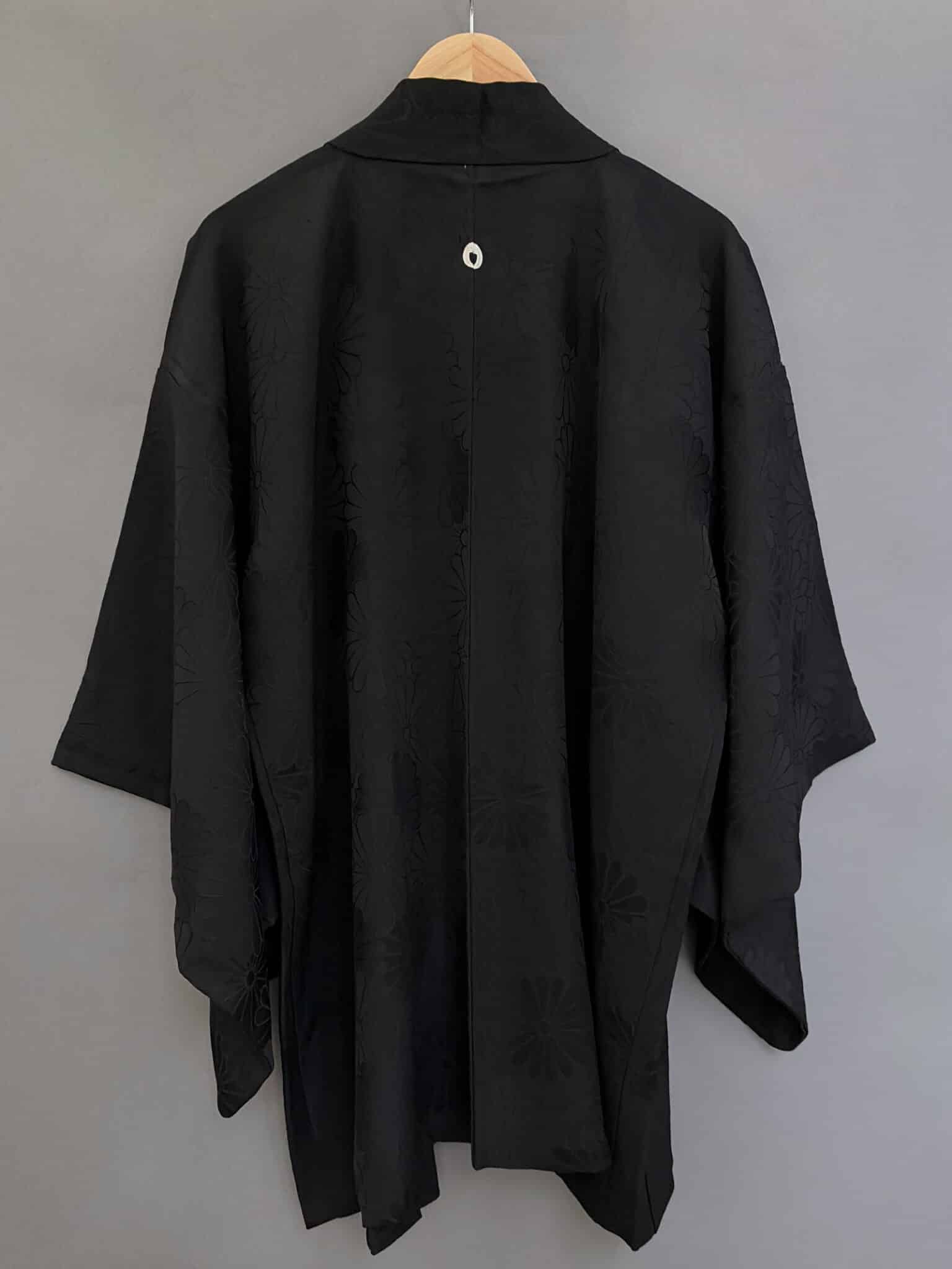 KIKUMON – vintage black Haori with woven imperial crest flower pattern