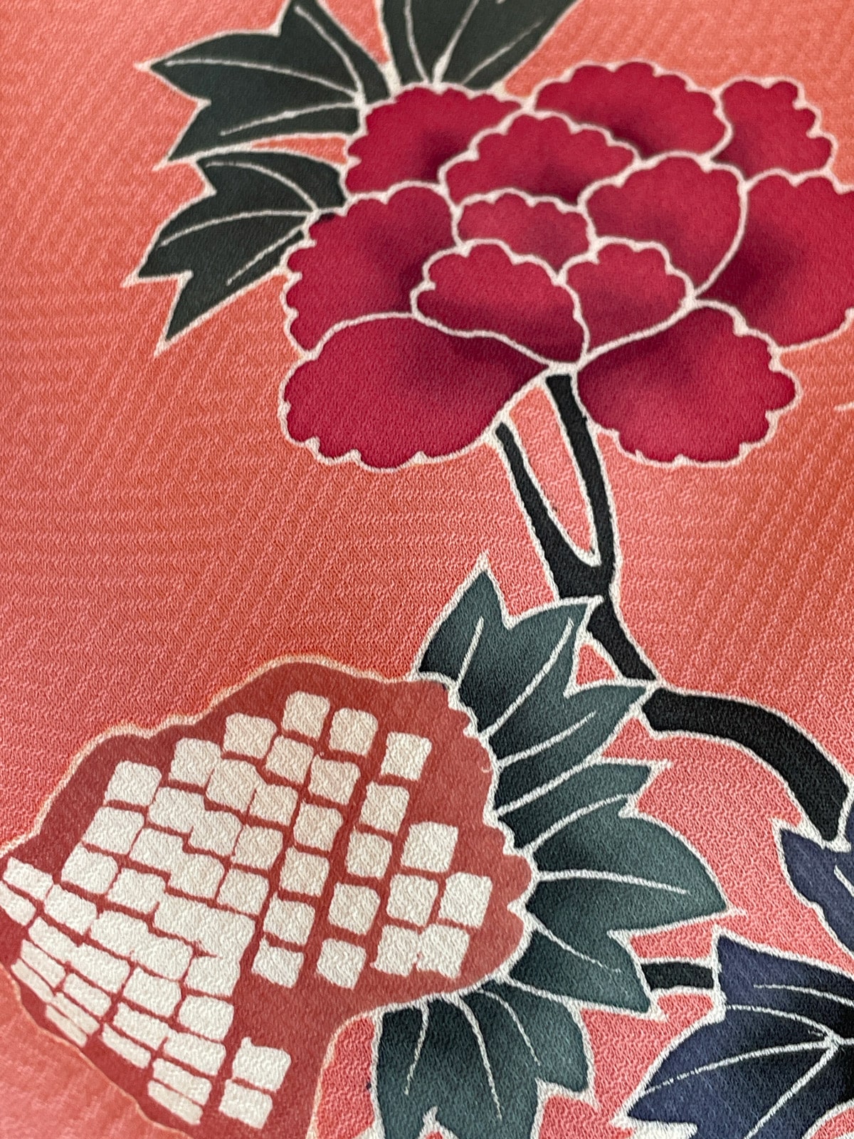 Vintage silk Kimono in warm-pink with Yuzen floral design