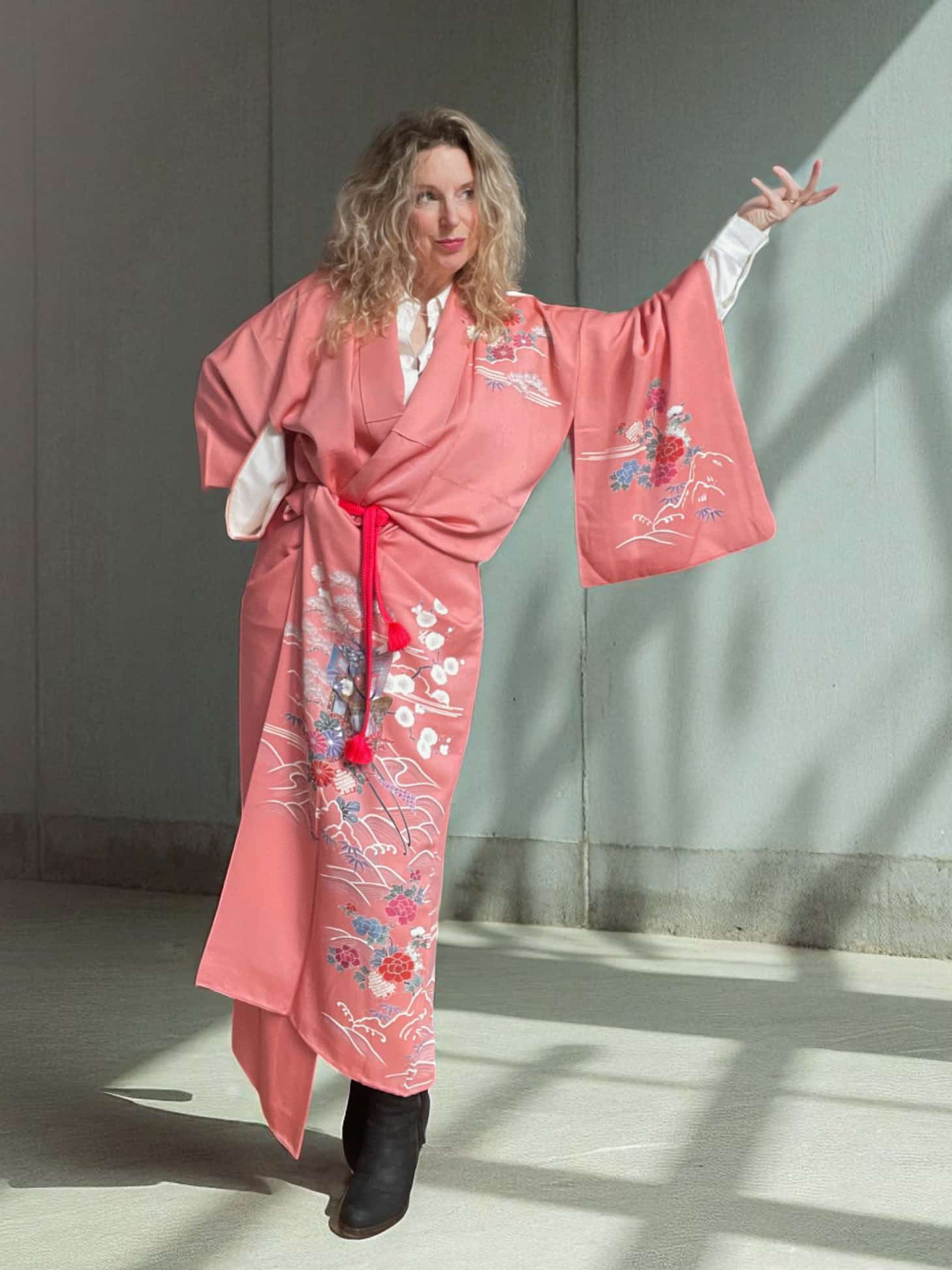 Vintage silk Kimono in warm-pink with Yuzen floral design