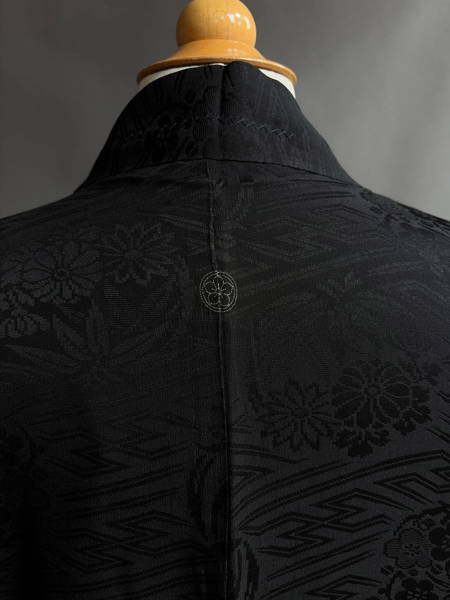 SAYA – antique silk black Haori with colorful lining