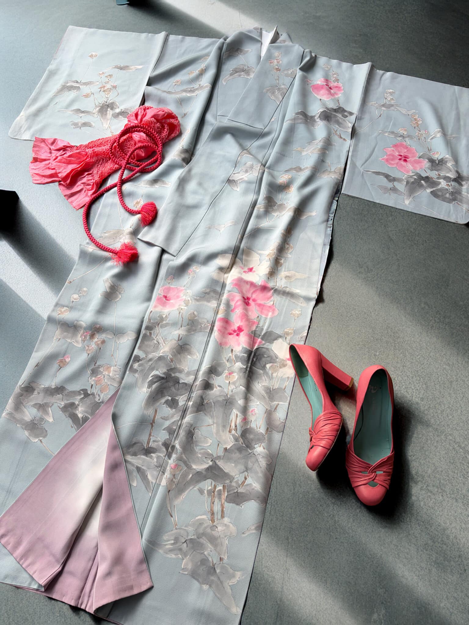 MITSUKO – Hand-painted silk Kimono in light blue Natsukashii Netherlands Kimono