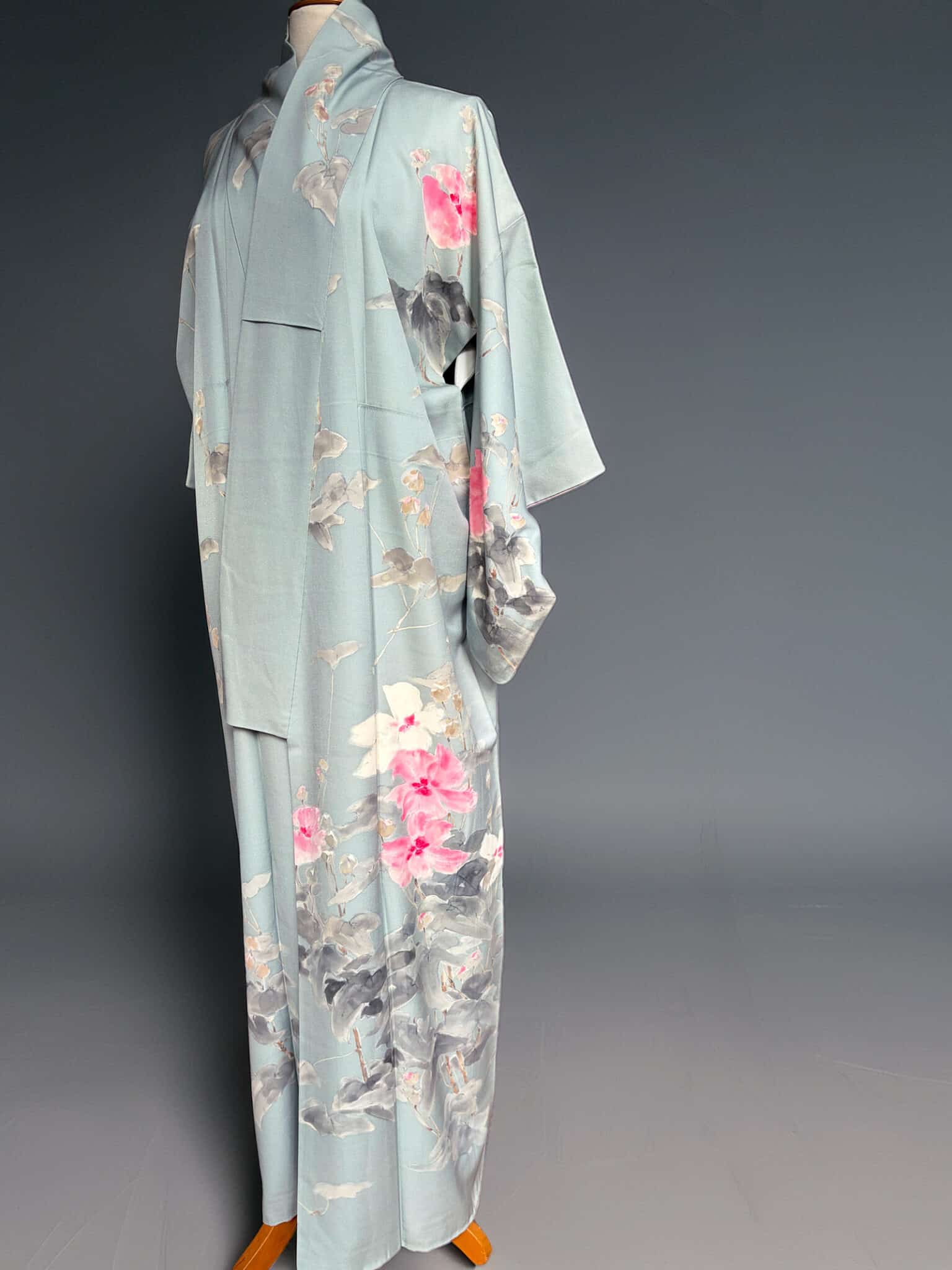 MITSUKO – Hand-painted silk Kimono in light blue Natsukashii Netherlands Kimono
