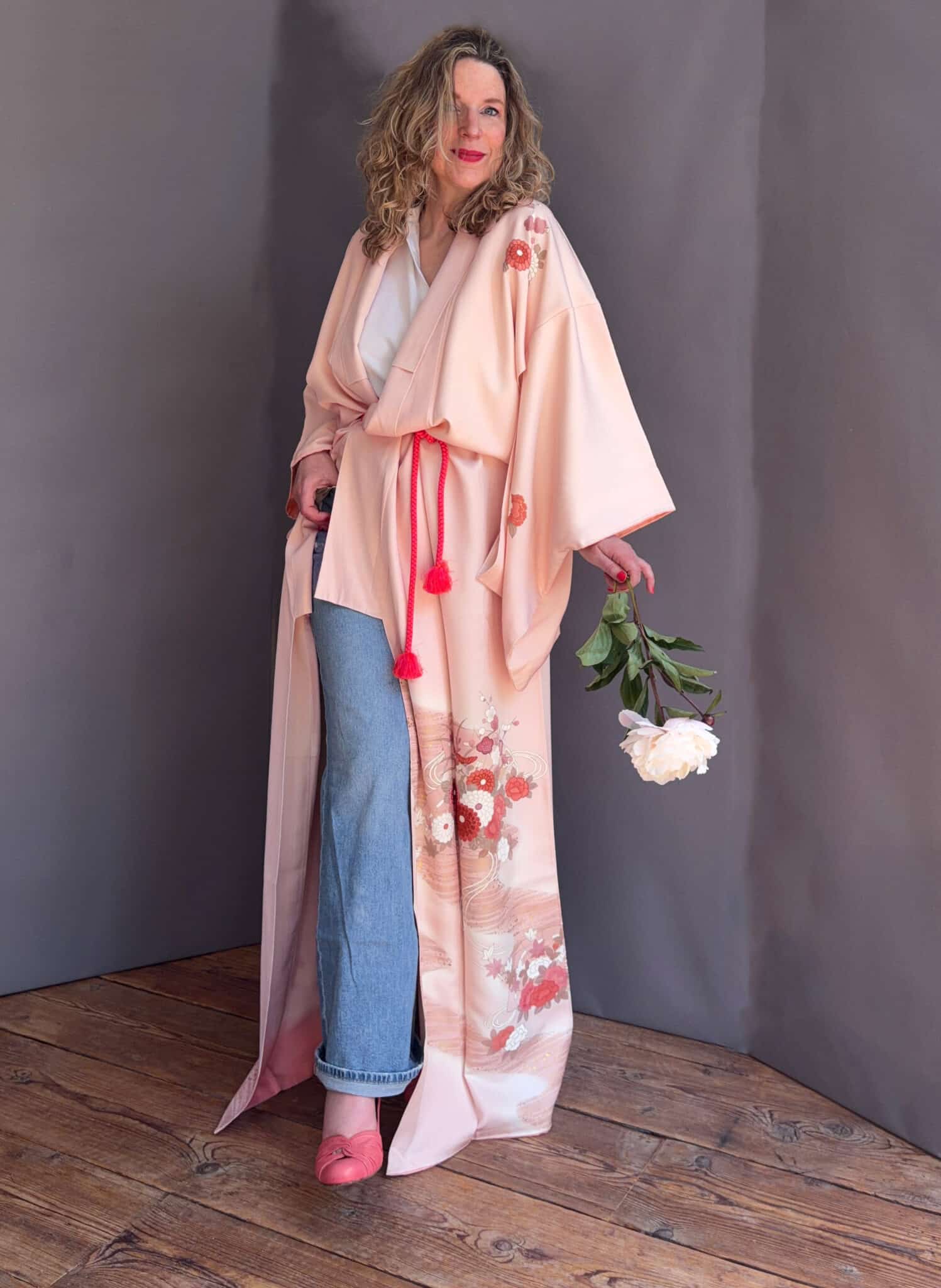 YUI – Vintage pink silk kimono with hand-knotted floral embroidery