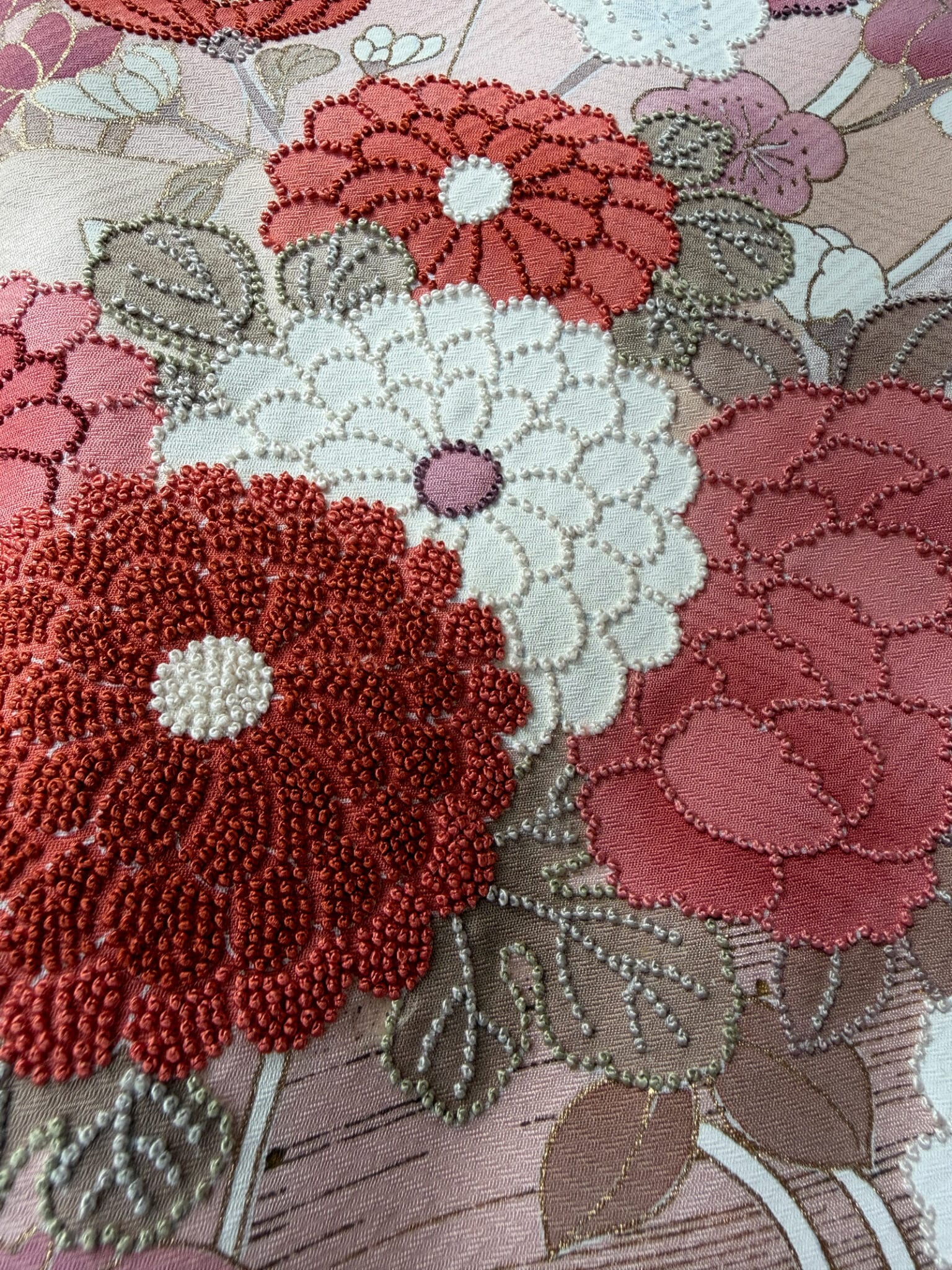 YUI – Vintage pink silk kimono with hand-knotted floral embroidery