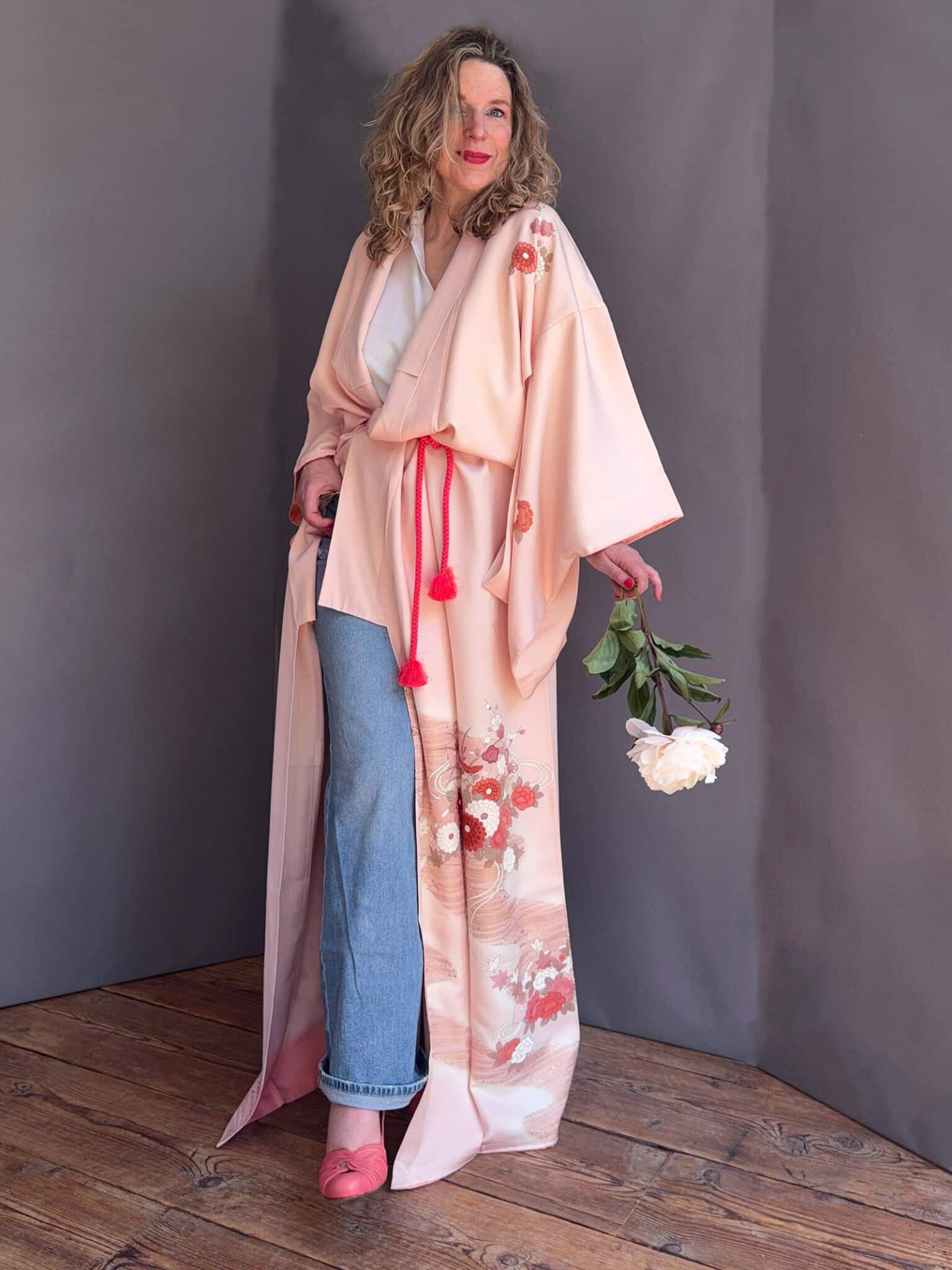 YUI – Vintage pink silk kimono with hand-knotted floral embroidery