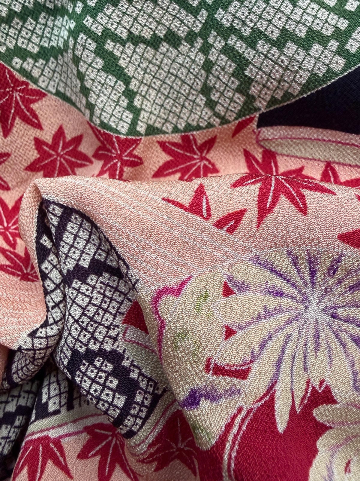 MOMIJI – Antique silk Nagajuban kimono with colorful design