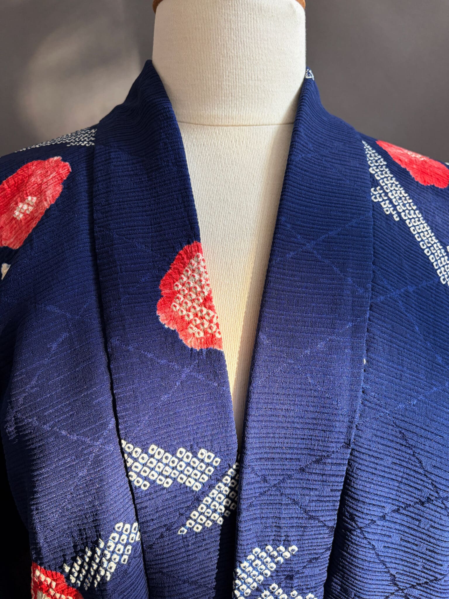 KIYOKA - Vintage silk Haori in denim-blue with red Shibori flowers natsukashii netherlandskimono