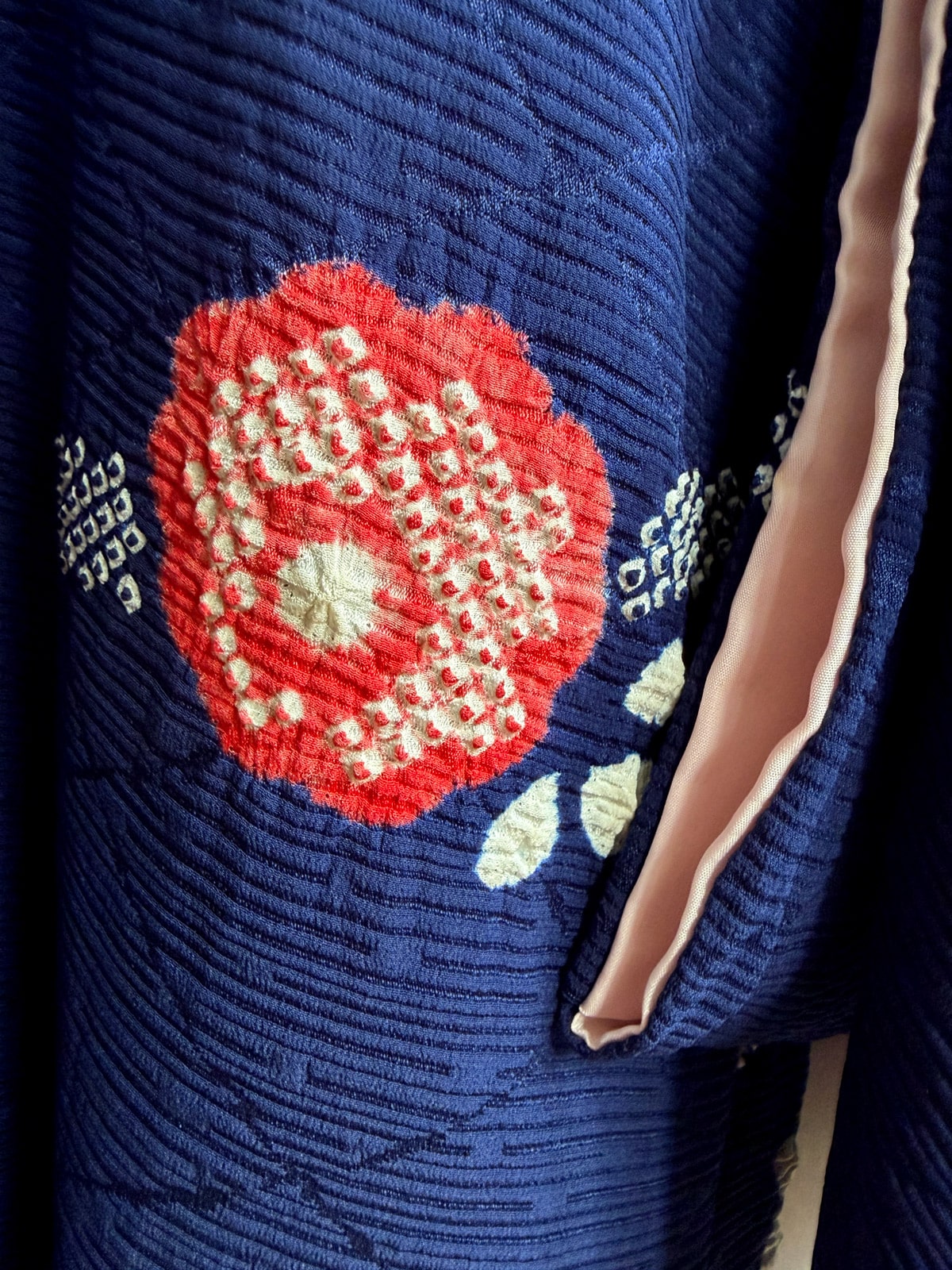 KIYOKA – Vintage silk Haori in denim-blue with red Shibori flowers