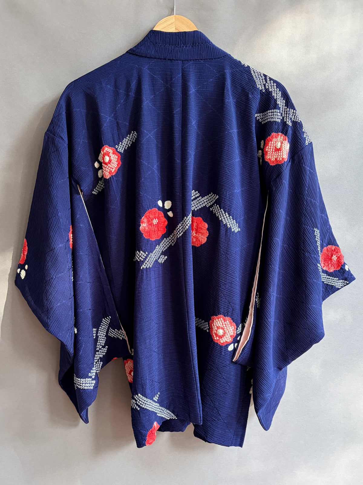 KIYOKA – Vintage silk Haori in denim-blue with red Shibori flowers