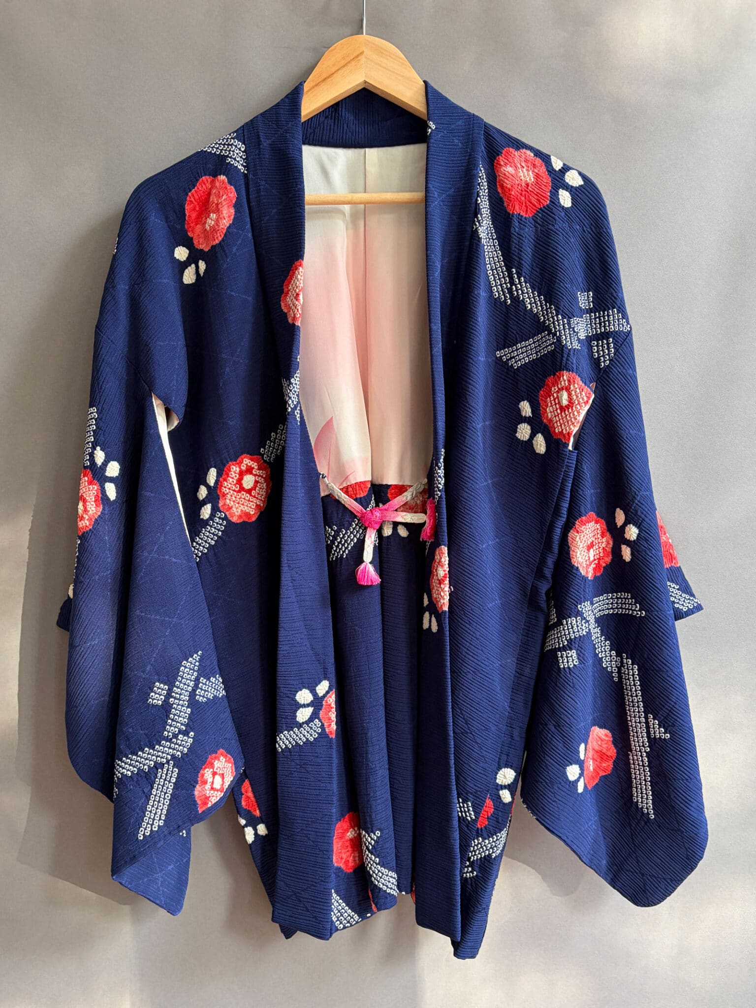 KIYOKA – Vintage silk Haori in denim-blue with red Shibori flowers