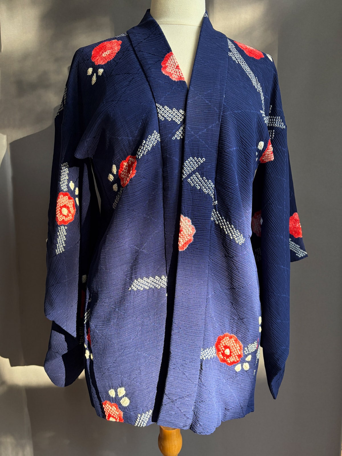 KIYOKA - Vintage silk Haori in denim-blue with red Shibori flowers natsukashii netherlandskimono