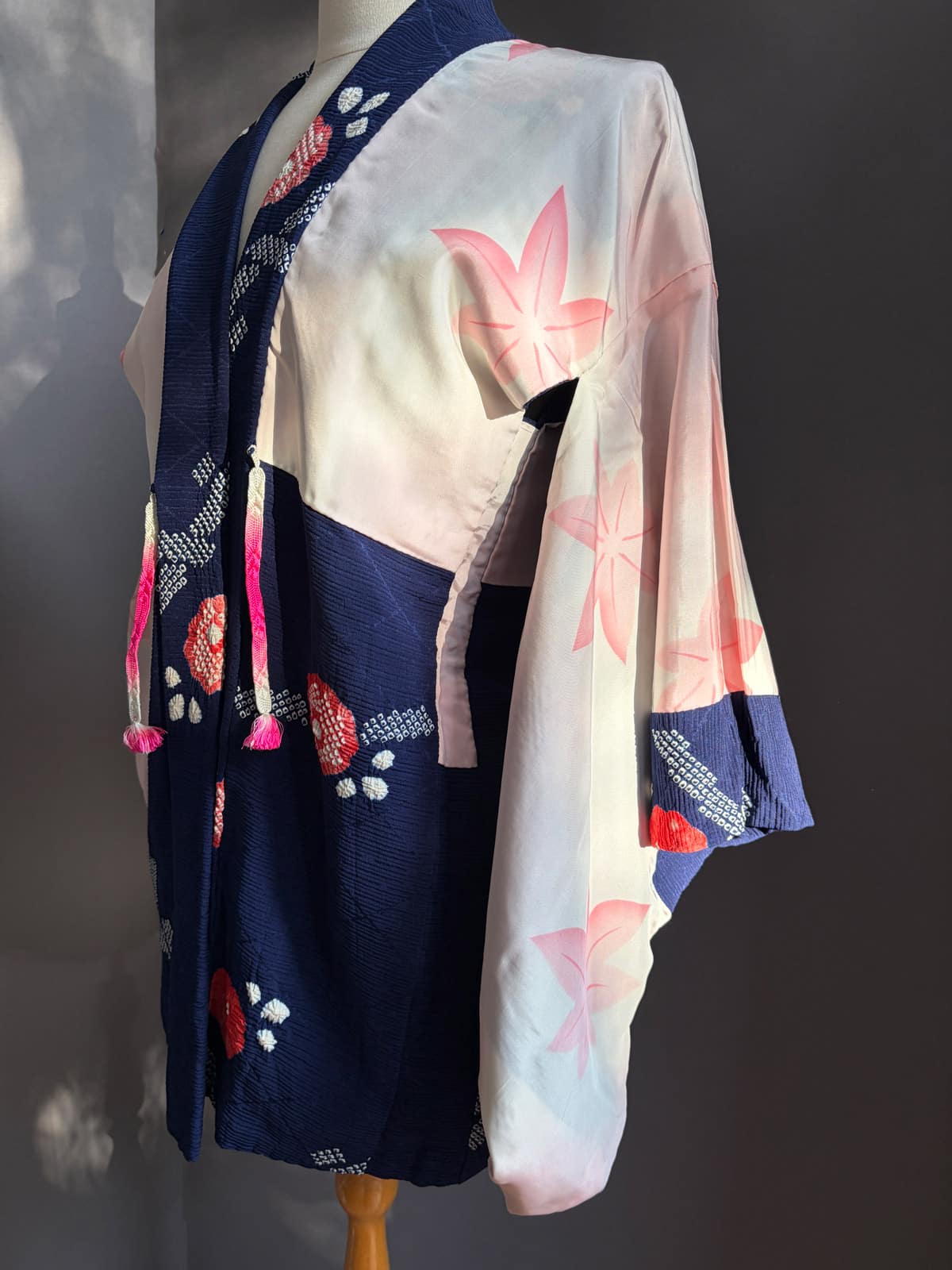 KIYOKA - Vintage silk Haori in denim-blue with red Shibori flowers natsukashii netherlandskimonoKIYOKA - Vintage silk Haori in denim-blue with red Shibori flowers natsukashii netherlandskimono