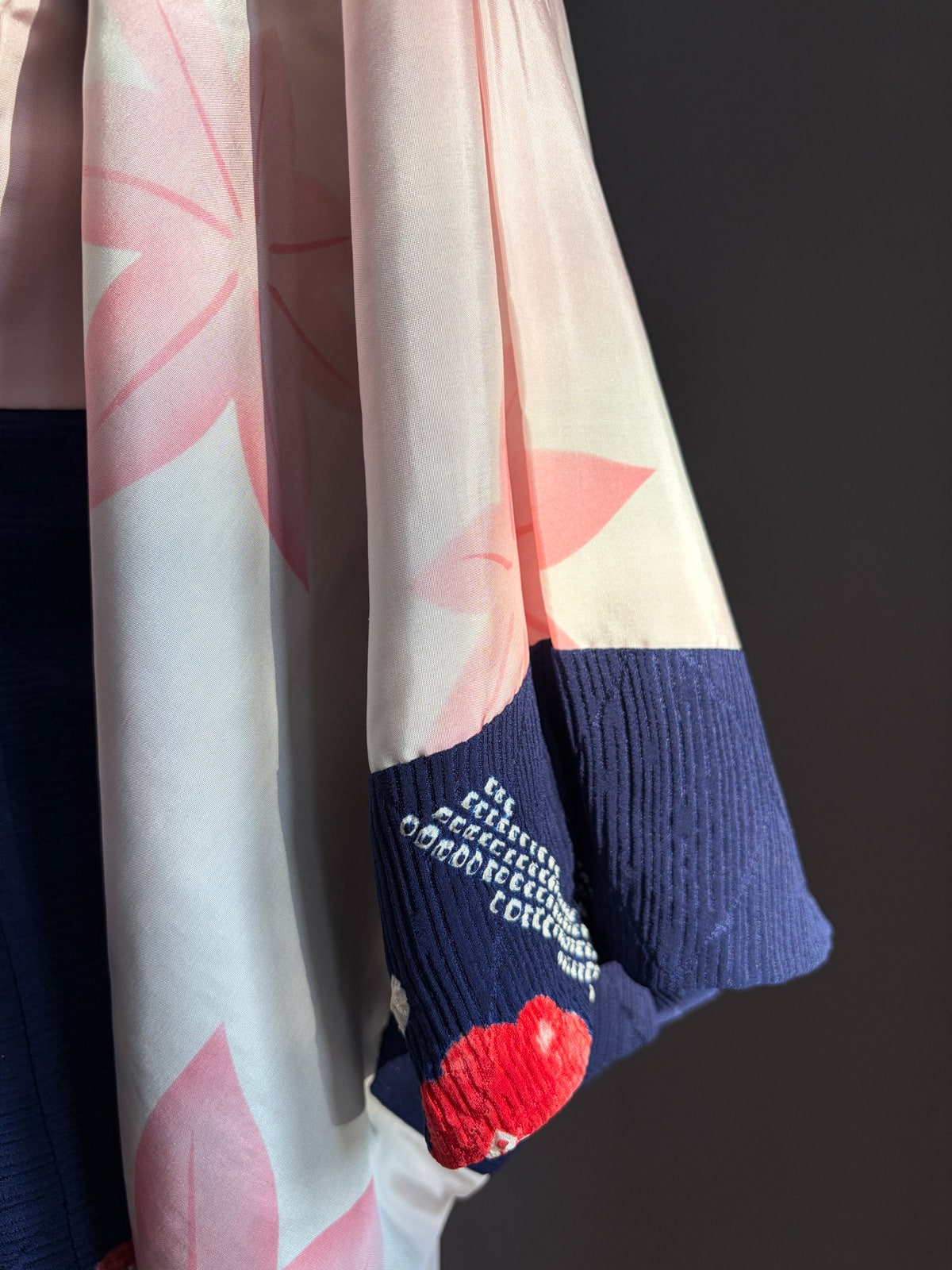 KIYOKA - Vintage silk Haori in denim-blue with red Shibori flowers natsukashii netherlandskimono