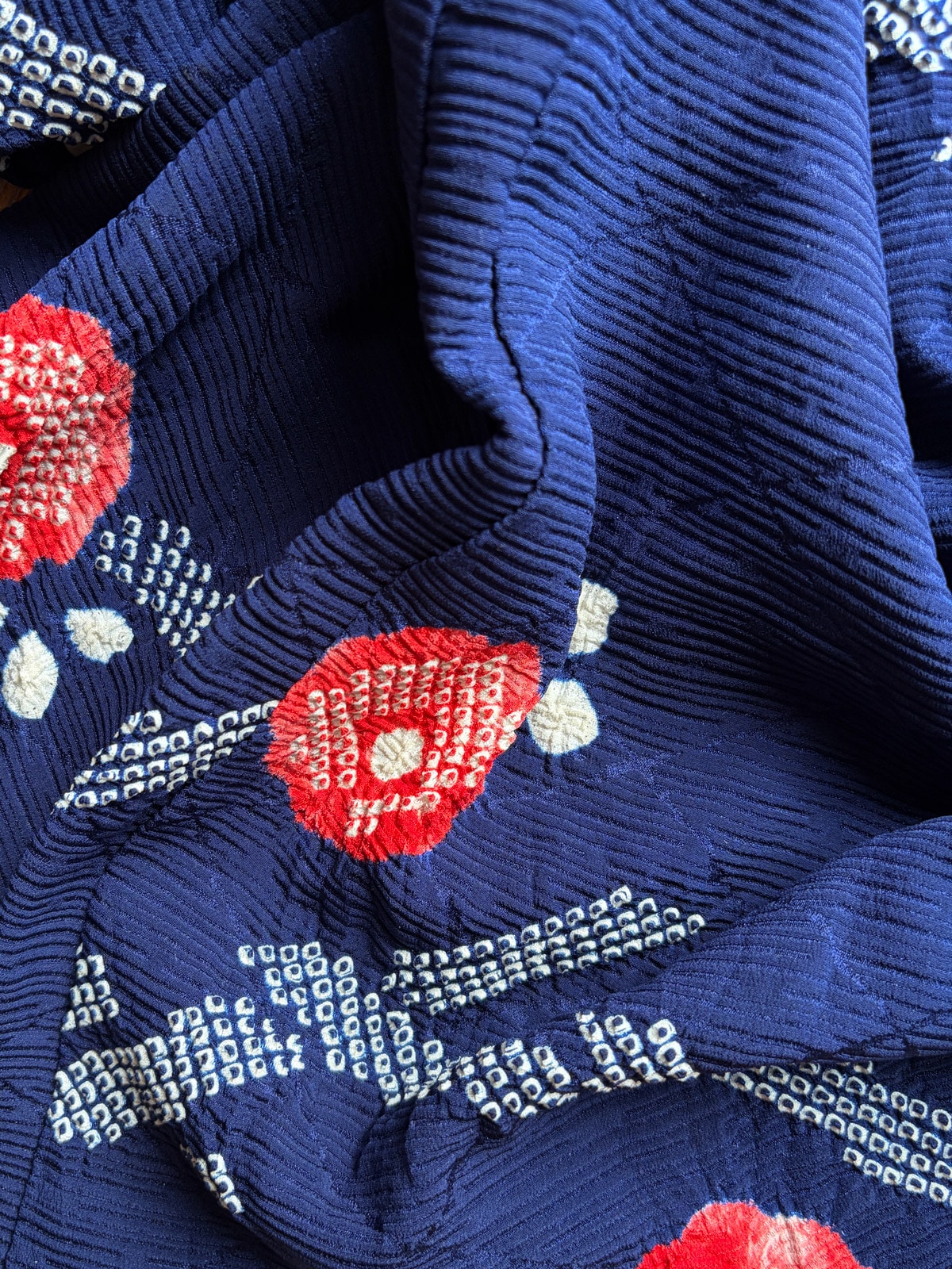 KIYOKA - Vintage silk Haori in denim-blue with red Shibori flowers natsukashii netherlandskimono