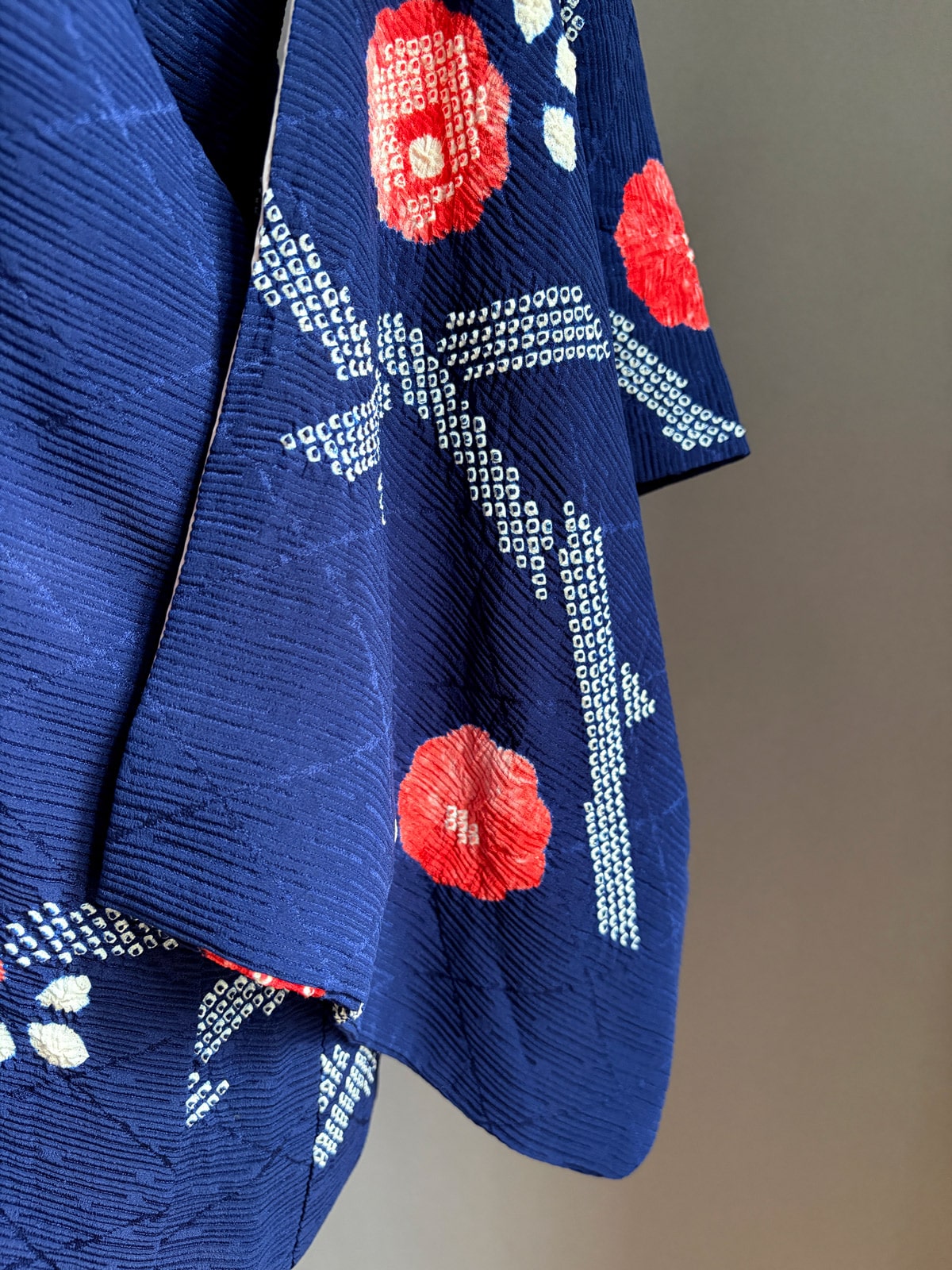 KIYOKA - Vintage silk Haori in denim-blue with red Shibori flowers natsukashii netherlandskimono